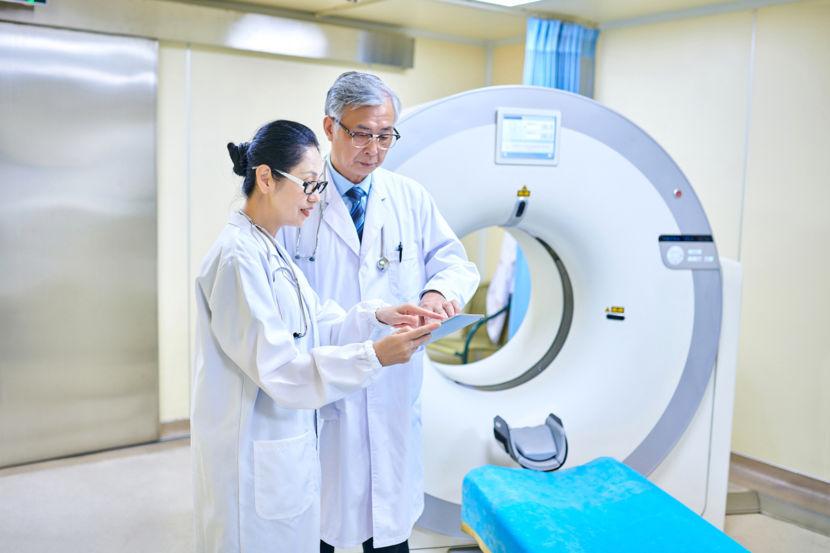 Varian Medical Systems的规模以及是医疗界的地位？一年的产值、利润？