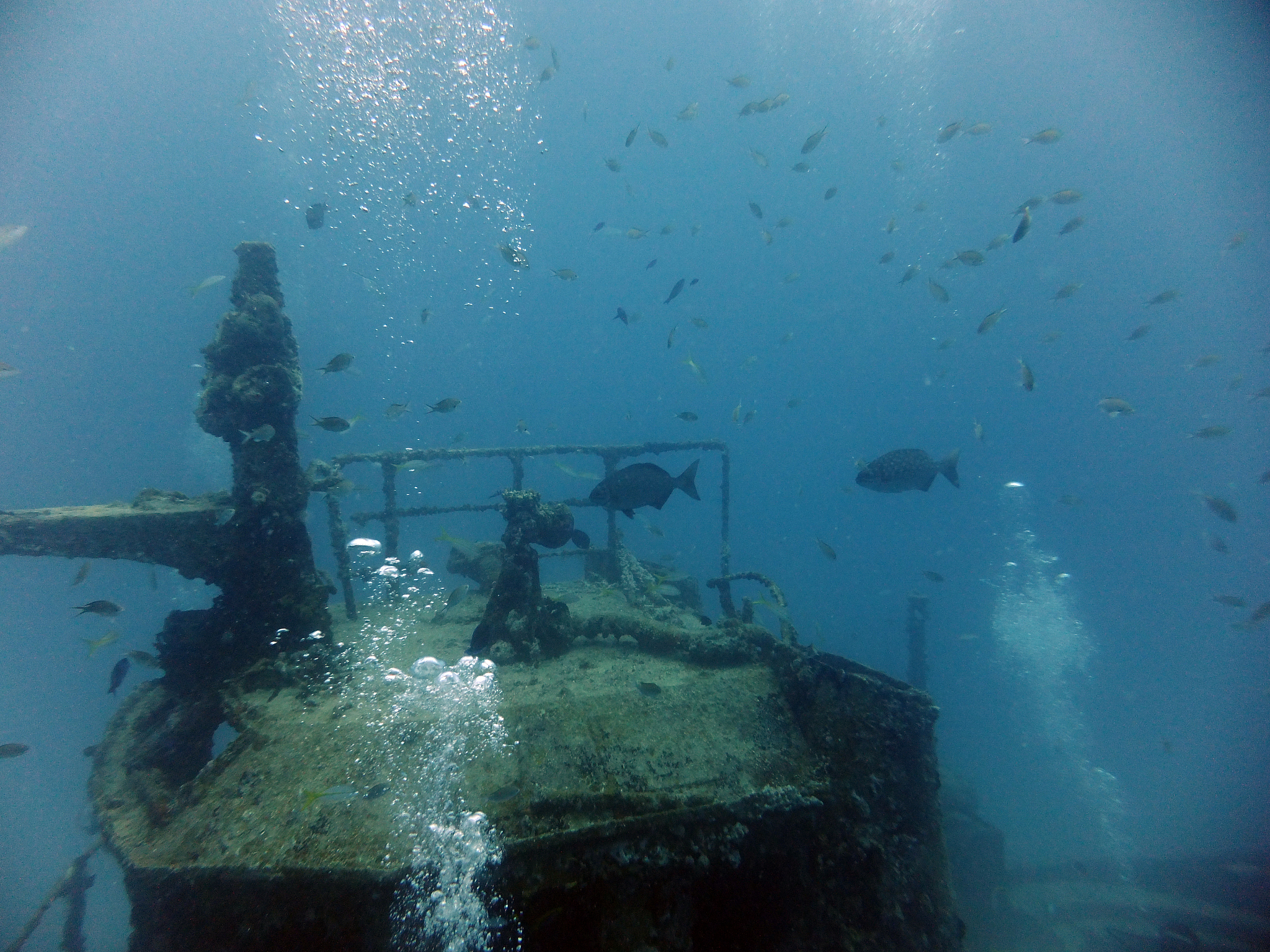 shipwreck diver air bubbles
