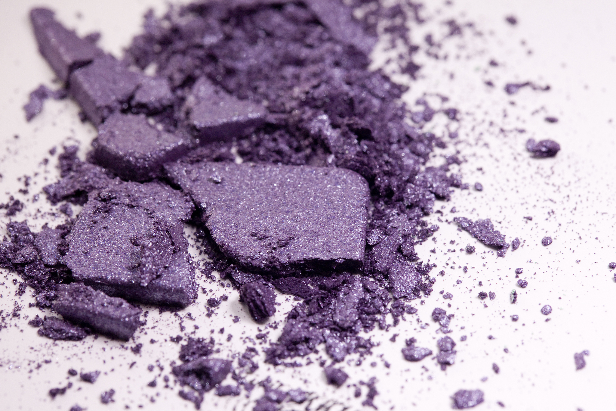 紫色眼影推荐！100字抖音配文，让你秒变气质女神！