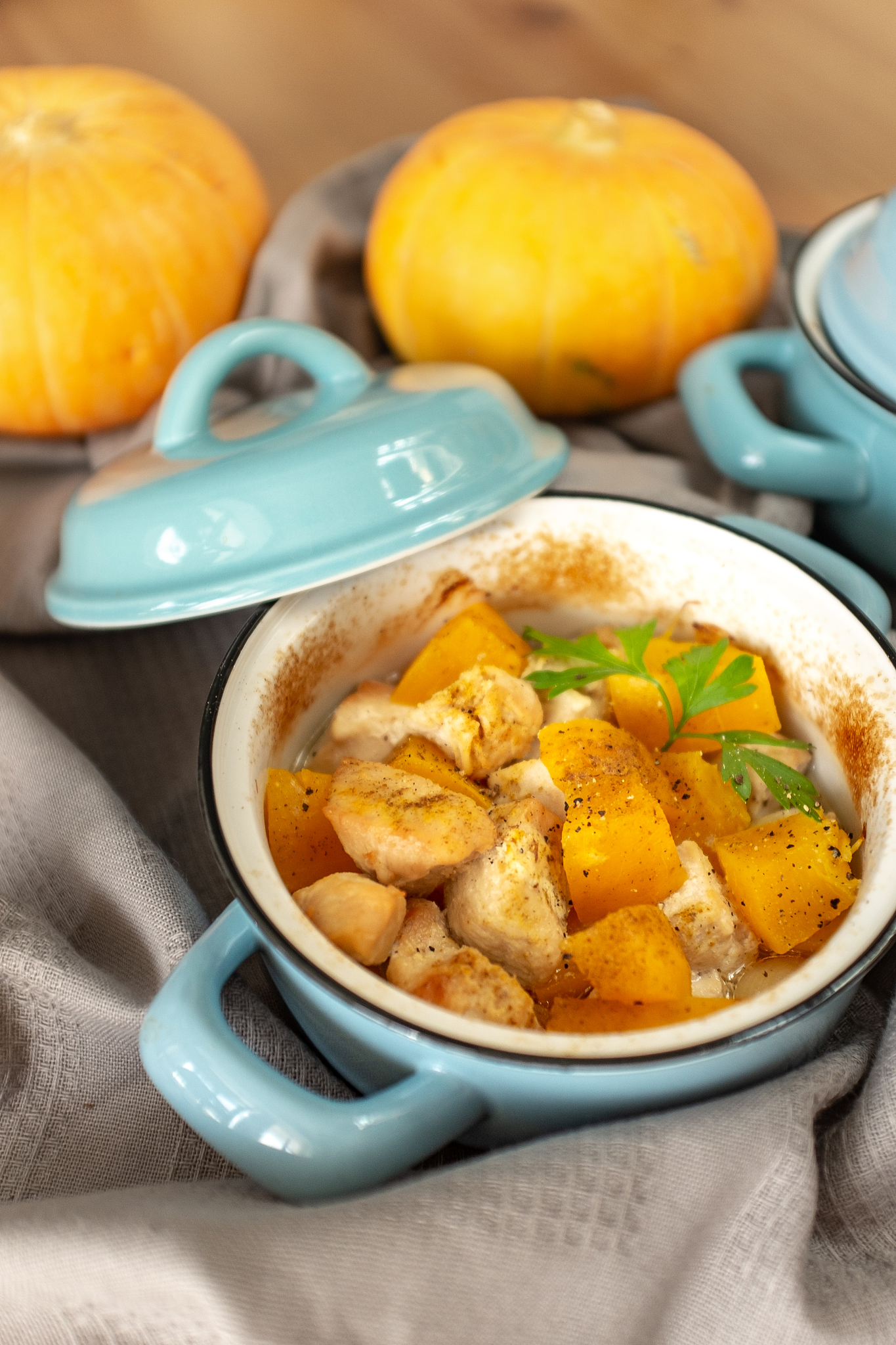 pumpkin roast in a blue pan on a wooden table