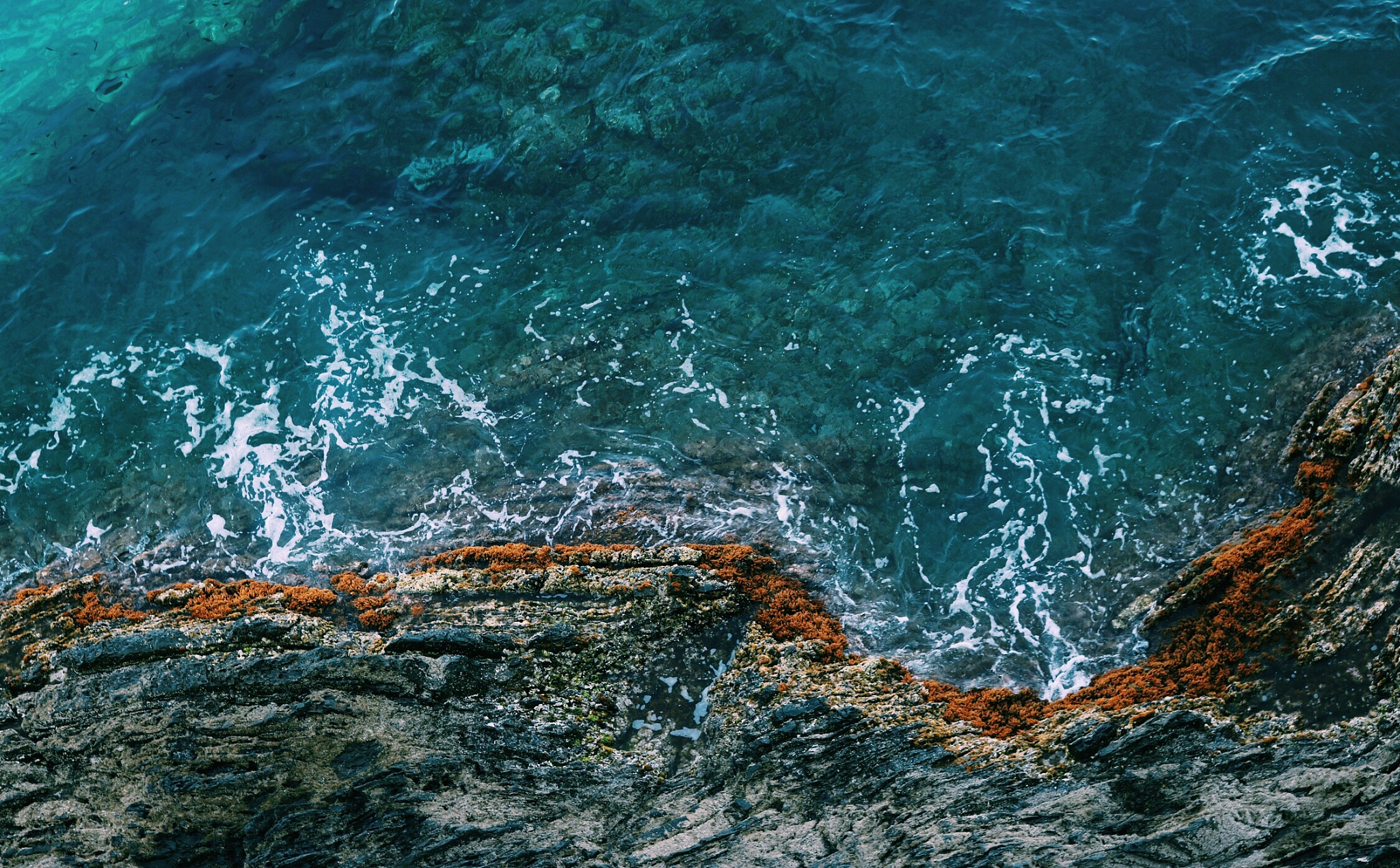 进行翻译：这一问题在一些强速度分界面例如受面波干扰的陆地情况下存在时是不可忽略的。