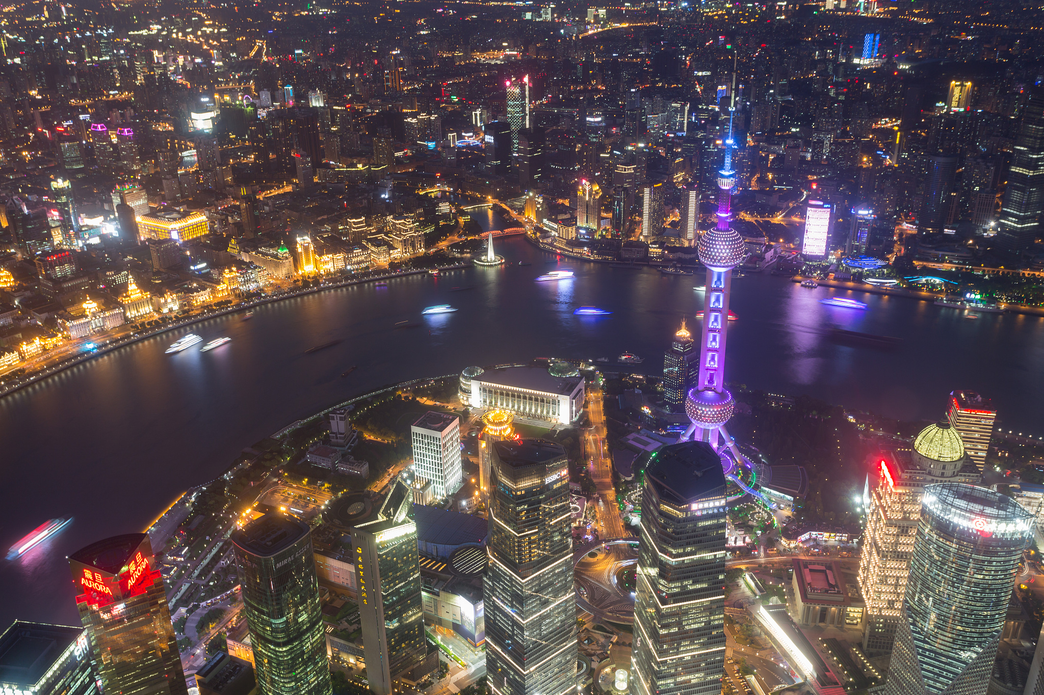 英文我的视频背景是上海夜景以显示我在上海中国。