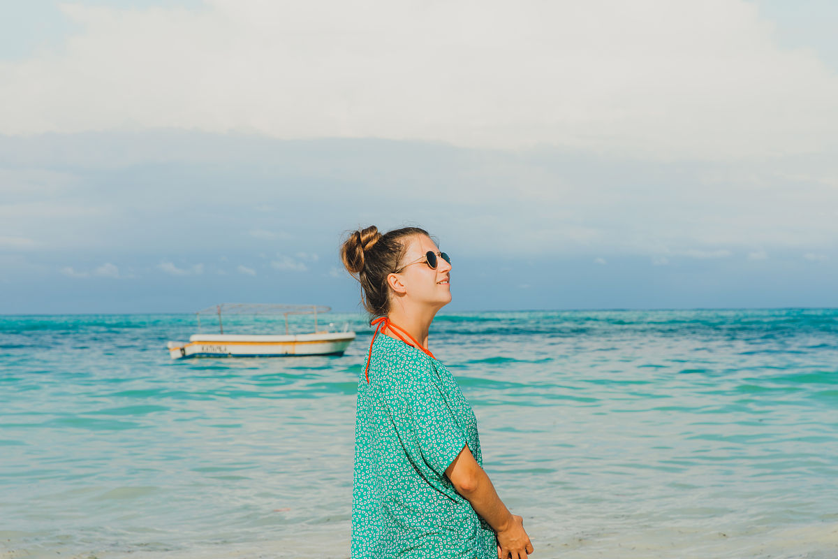 扮演一名旅游爱好者自媒体博主根据以下内容写出一篇2000字旅游短视频原创文案文字表达思路清晰有自己的见解不要推荐景点跟地方漫步在大自然中形体与心灵得到释放