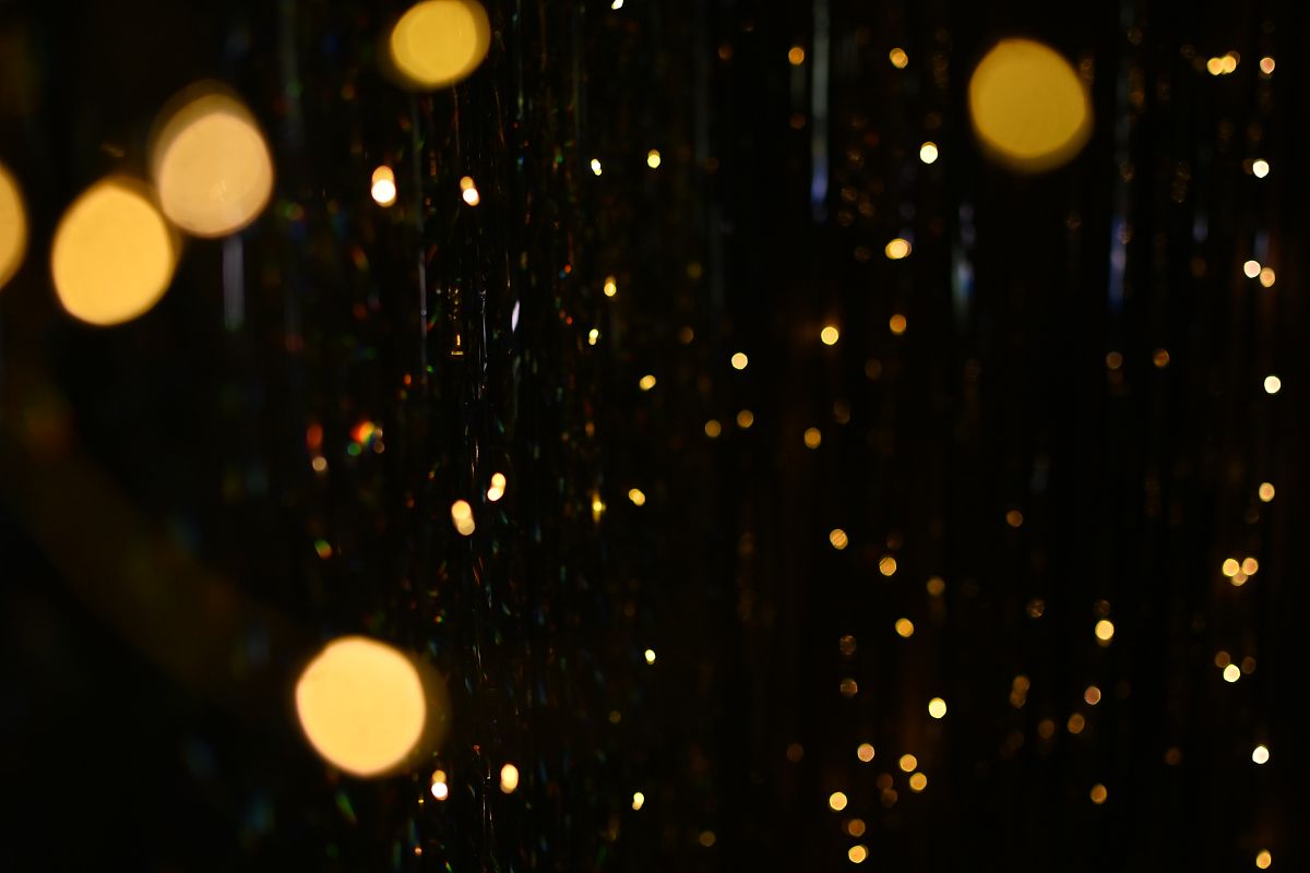 我们可以通过什么方式来补充物体材质的高光 A增加材质的IOR值 B创建灯光控制高光处 C控制场景的整体灯光环境 D减少灯光控制反射