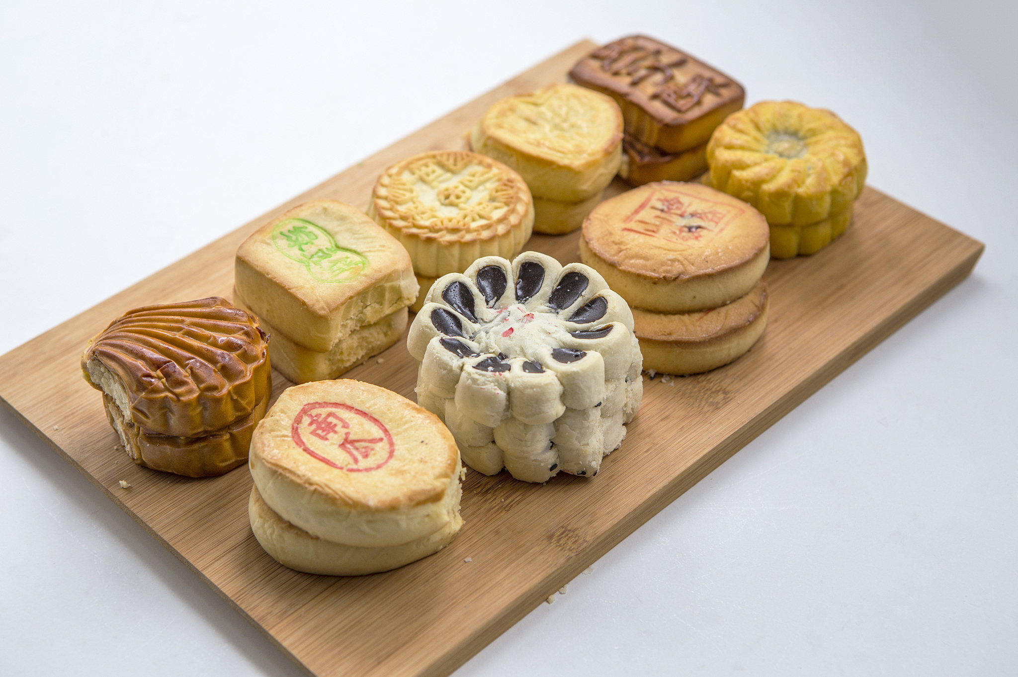 万寿斋正宗酥皮月饼 8个口味价格两位数 写一篇活泼可爱100字