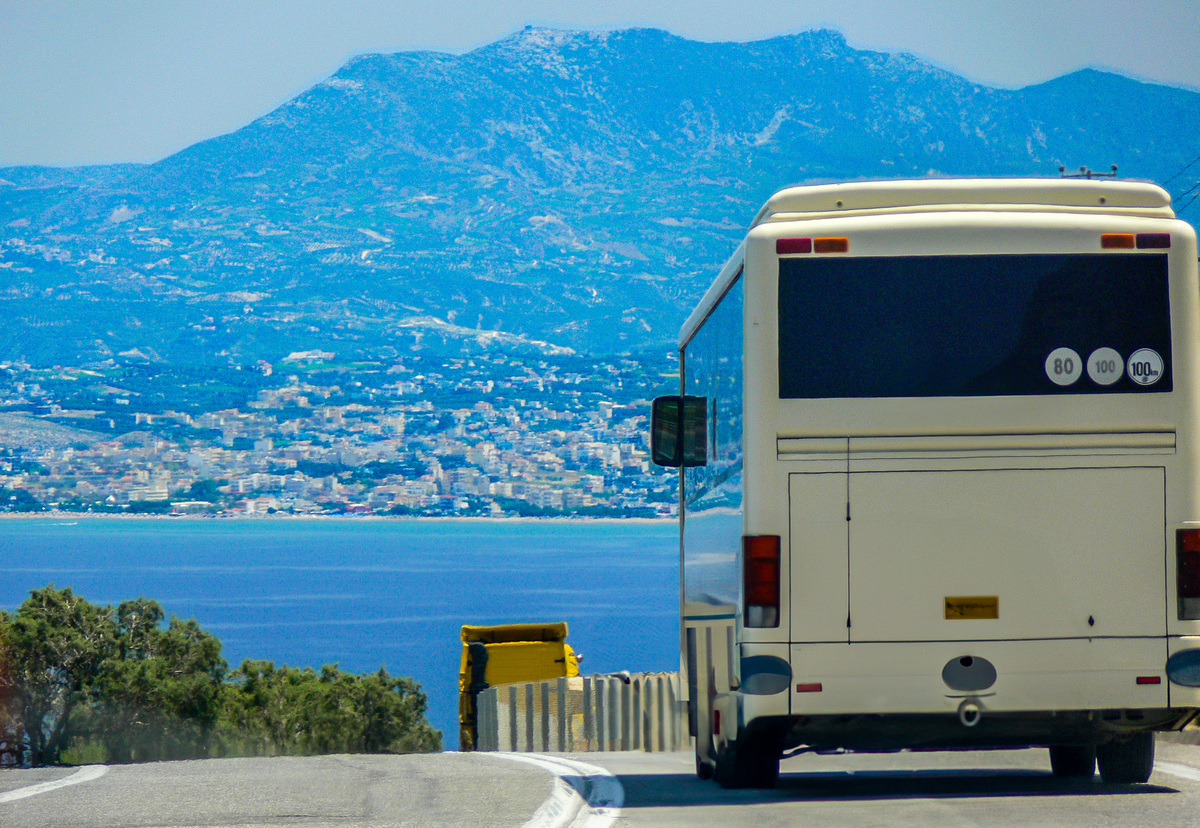 朋友：Would be cool to RV the whole New England area That way you could move around and have everything with you我该如何回答？