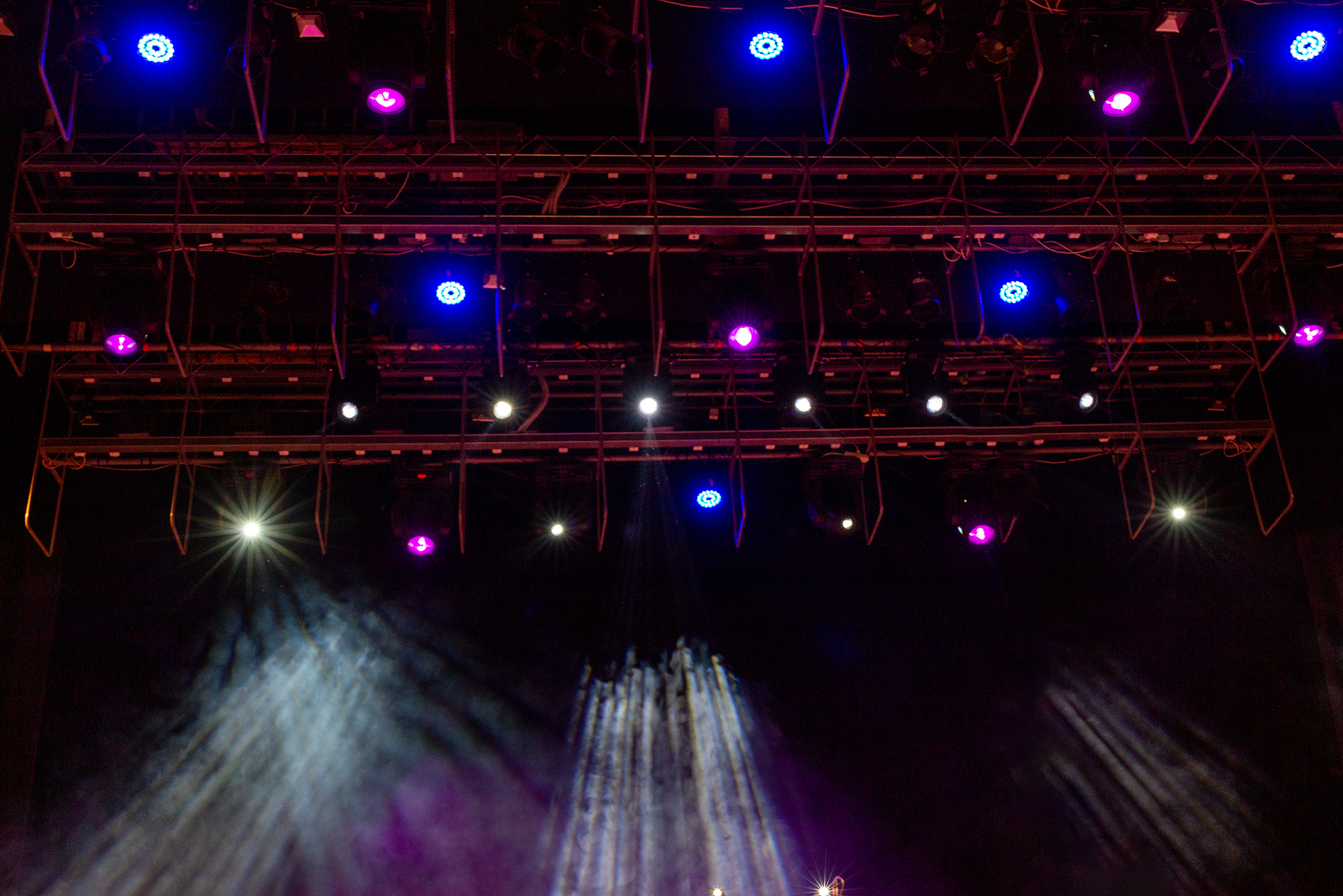 舞美灯光设计工作室：GRANDMA2控台编程、灯光秀设计、培训