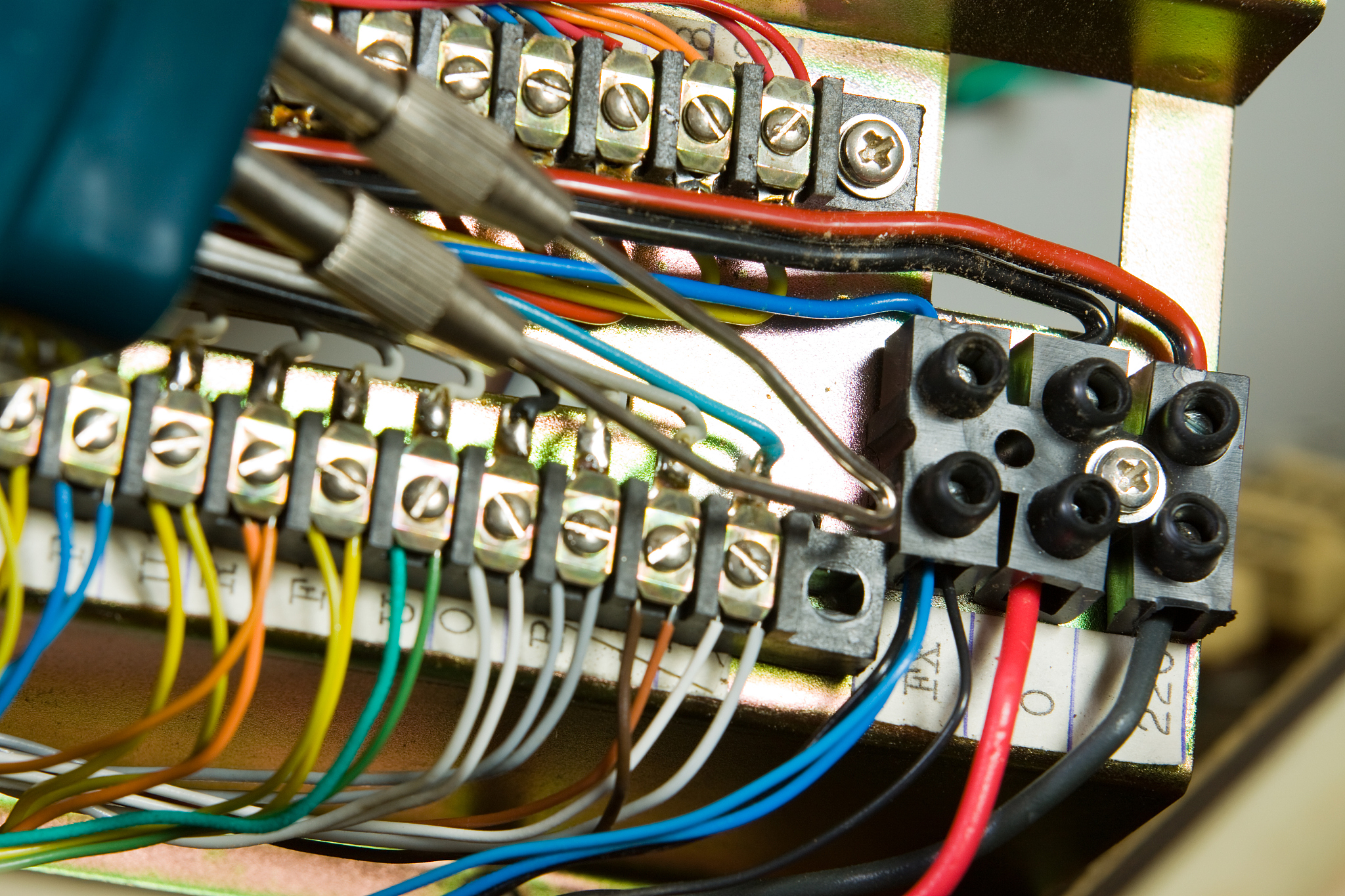 电工基础知识大全：入门必学，涵盖基础概念、电路、器件、安全、工具、材料、标准、图纸、检修、自动化