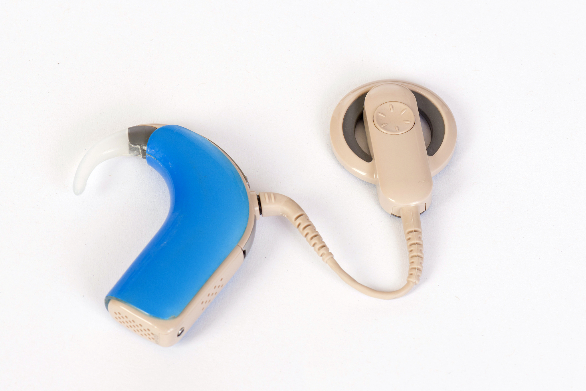 人工耳蜗与助听器的区别200字左右详细描述一下