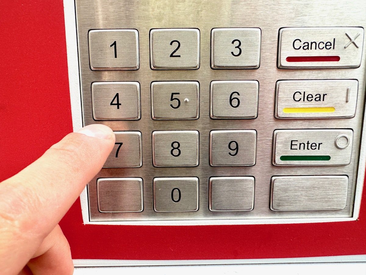 1717708.35 + 96227.76 + 54903.9 + 330770.01 = 2,220,610.02 - 加法计算器