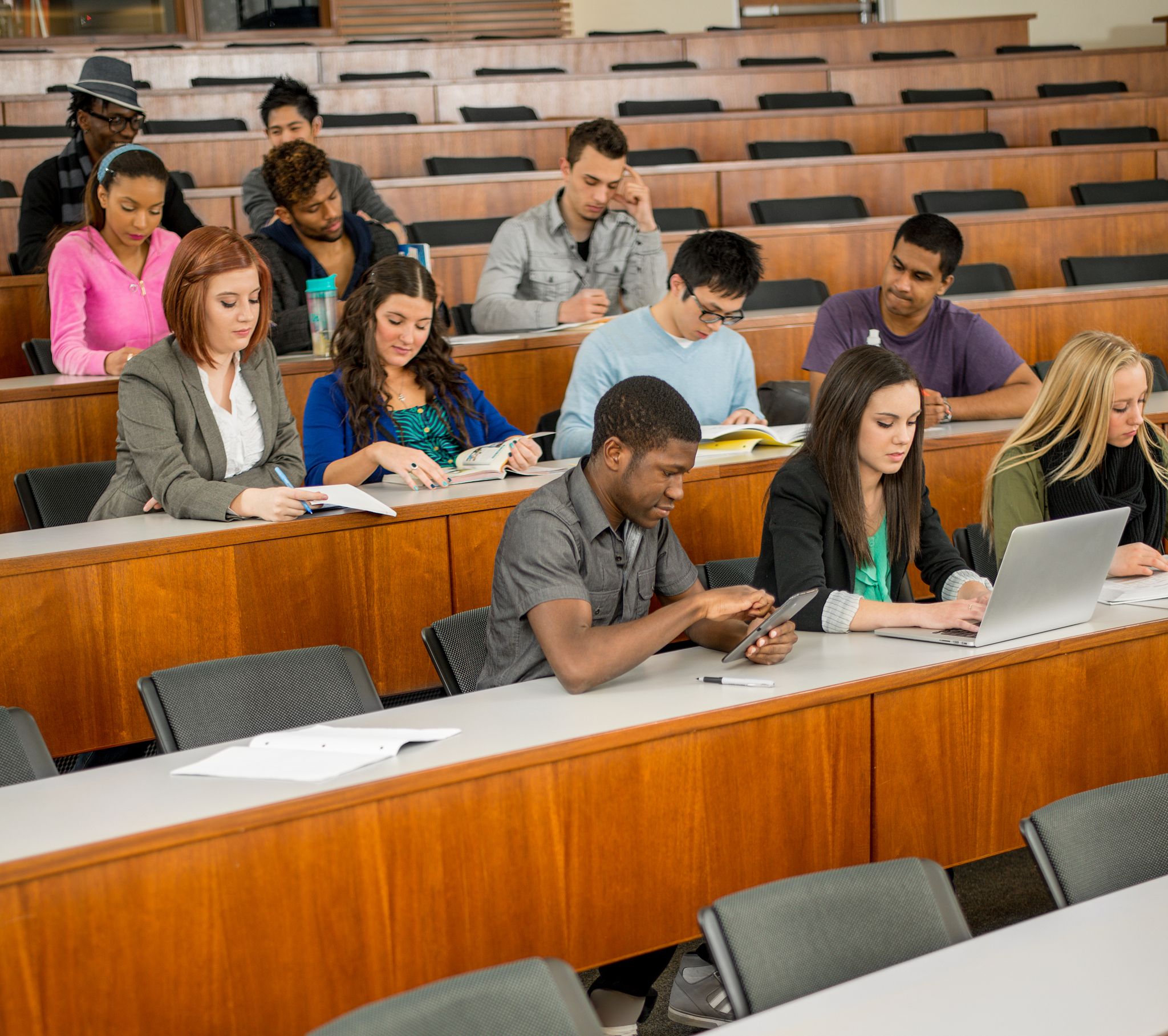 请帮我写1篇650字的博客文章主题是：学院和大学的区别