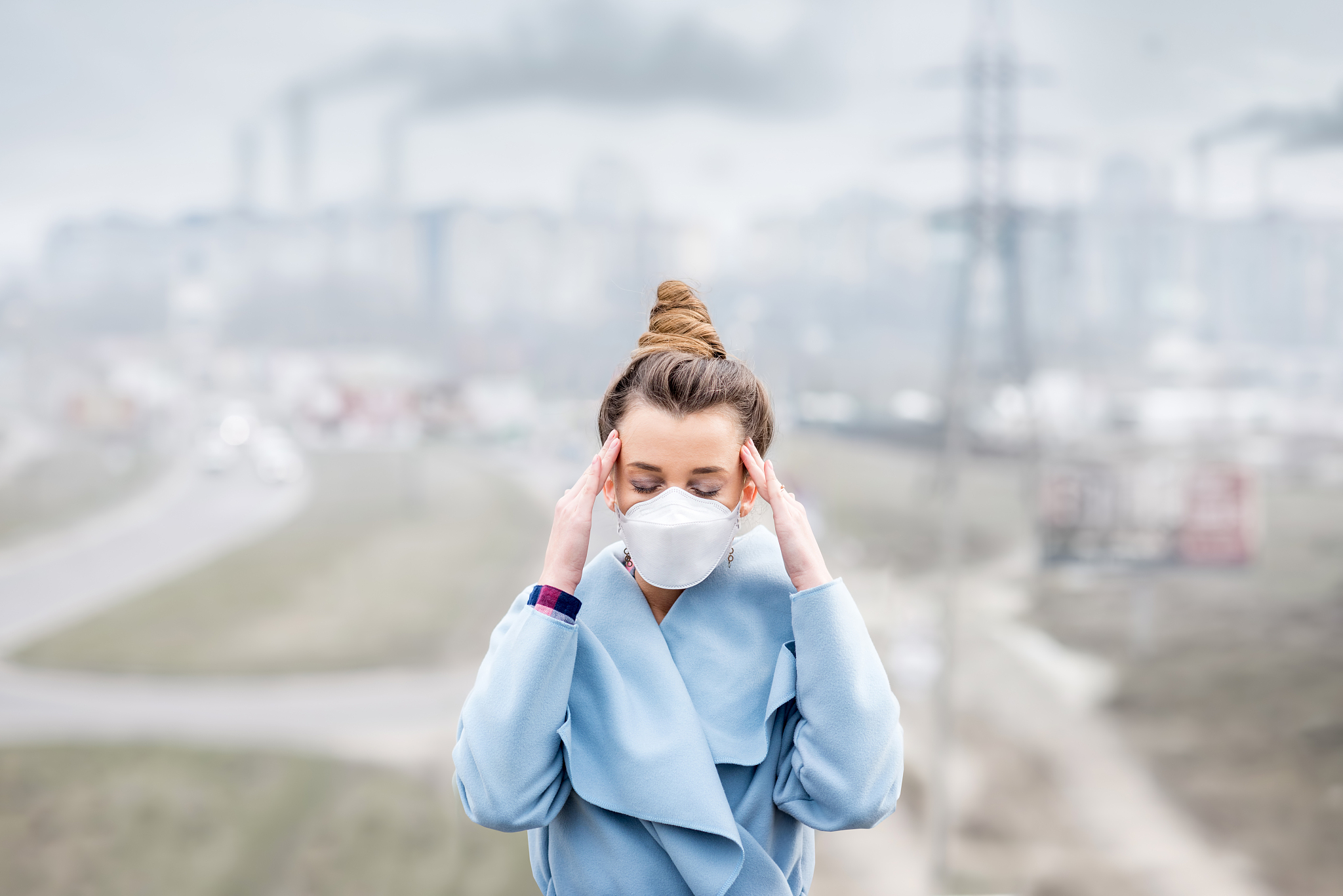 woman with mask in the city