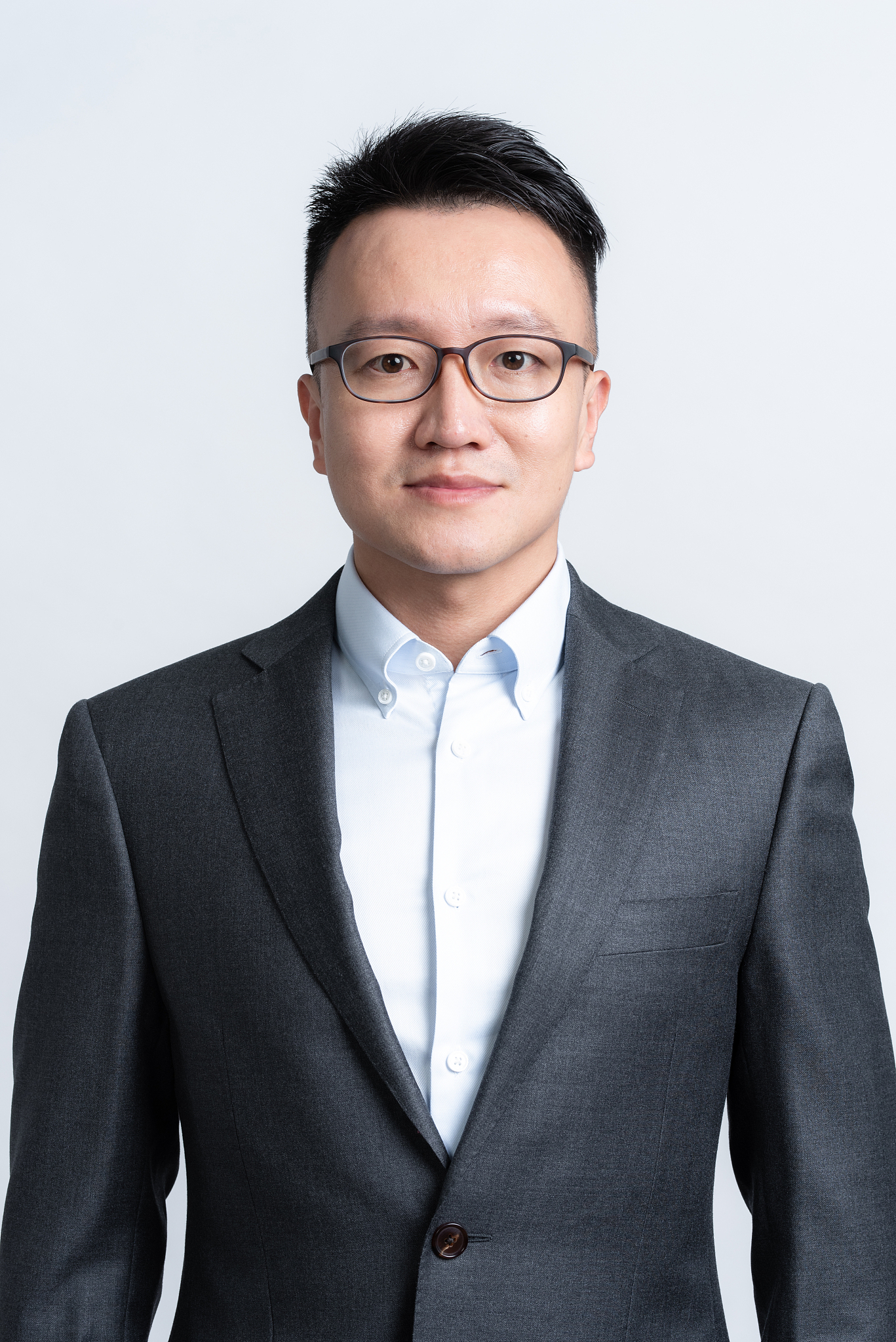 棚拍白背景亚洲商务男士