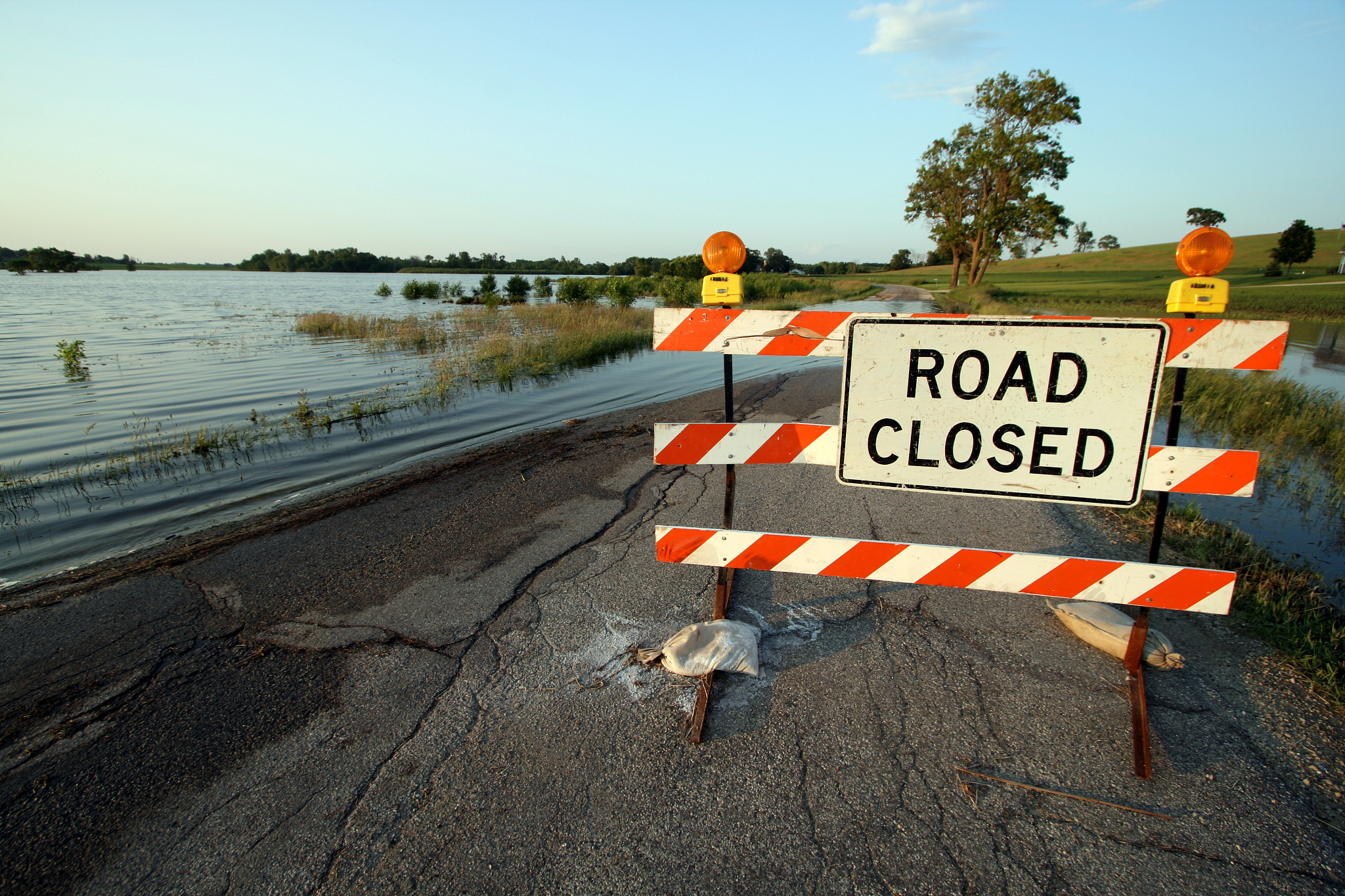Commemorative Speech in English - Introduction to the Silk RoadThe Silk Road Introduction This is a trade thoroughfare that links Asia and Europe in the past dynasties This is an important bridge that