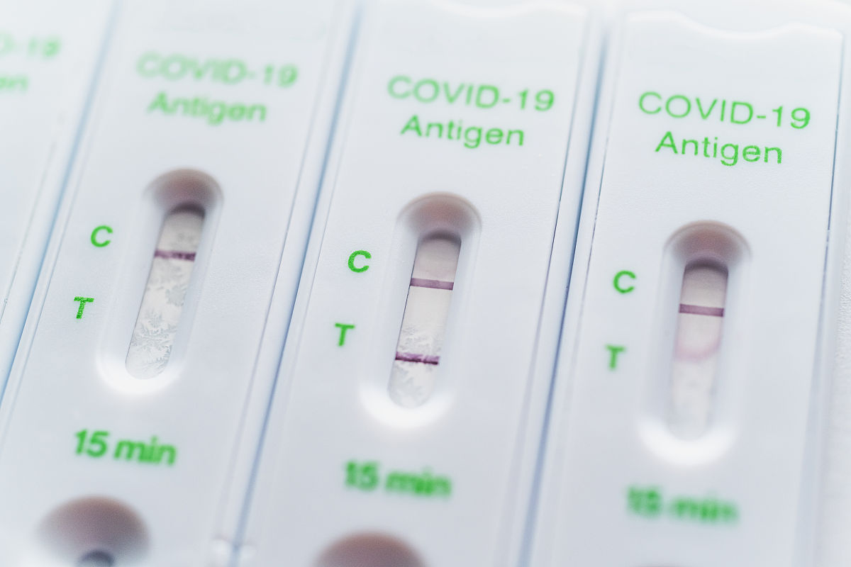 提炼下列文字使得语言更加凝练、重点突出、富有逻辑：本人通过将糖结合域替代传统免疫学检测中常用的抗体作为识别工具融合胶体金侧向流免疫层析技术构建出透明质酸纳米金试纸条跳出传统特异性分析方法开发以抗体为核心识别元件的定式绕开了多糖抗原性差、抗体难以制备导致多糖特异性分析方法匮乏的瓶颈。该方法因方便快速、不受场地约束且结果可视化直观易懂等特点适用于基层和现场检测。该研究成果能够广泛应用于多糖产品的快速鉴