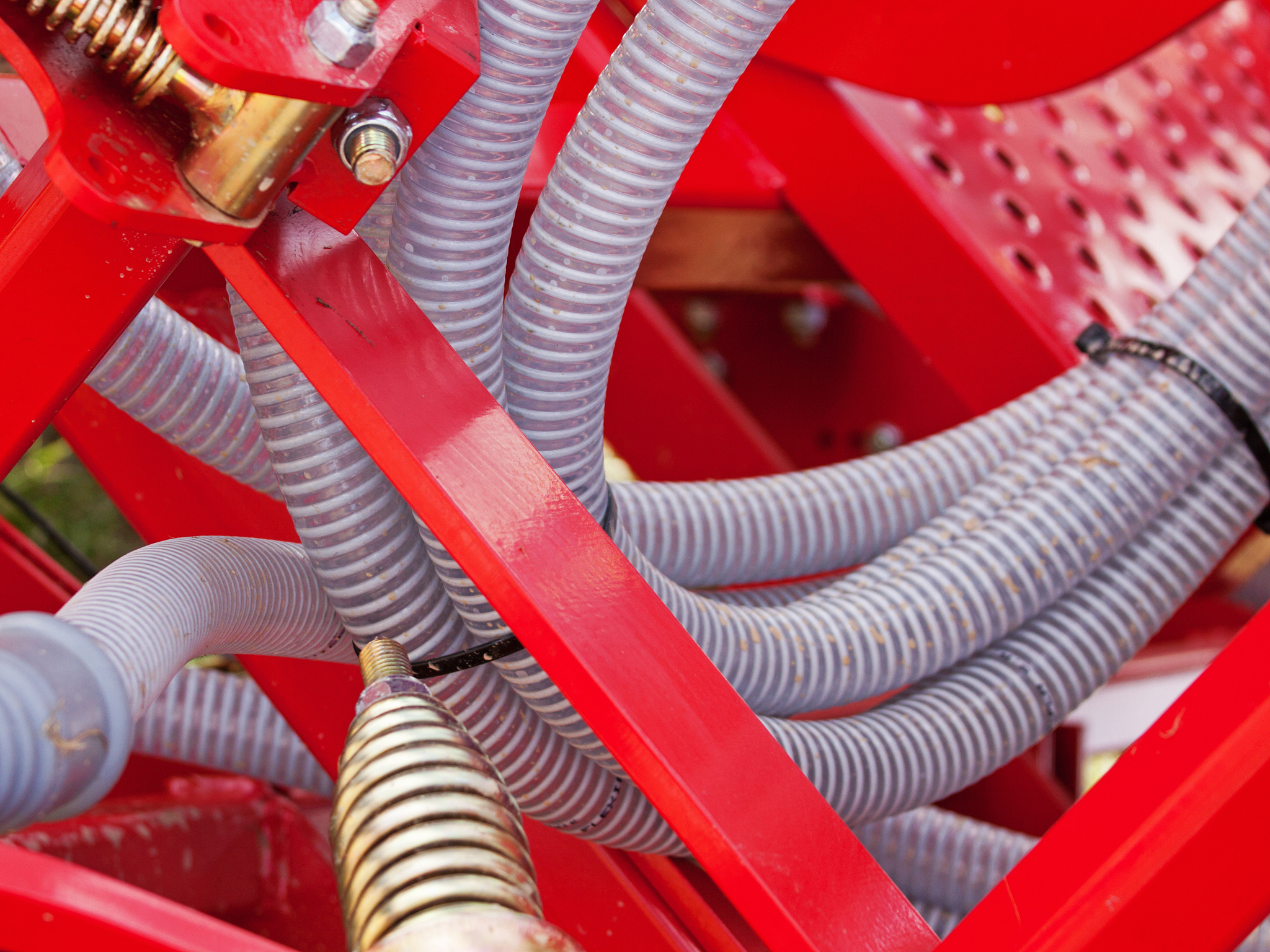 翻译
Support and secure hose and tubing with restraint at the hose ends and where hoses are coupled