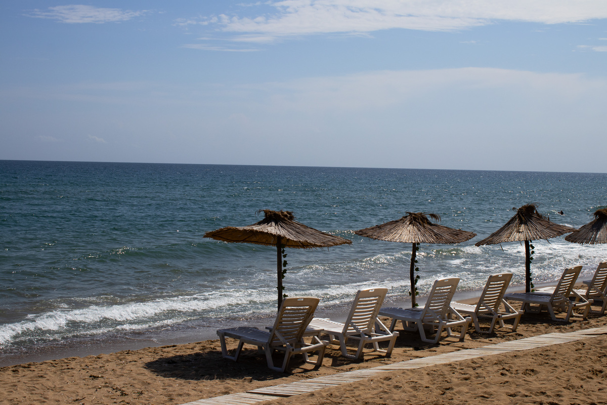 从小到大一直没得见过海今天终于在北海见到大海了请帮我写一个朋友圈文案。