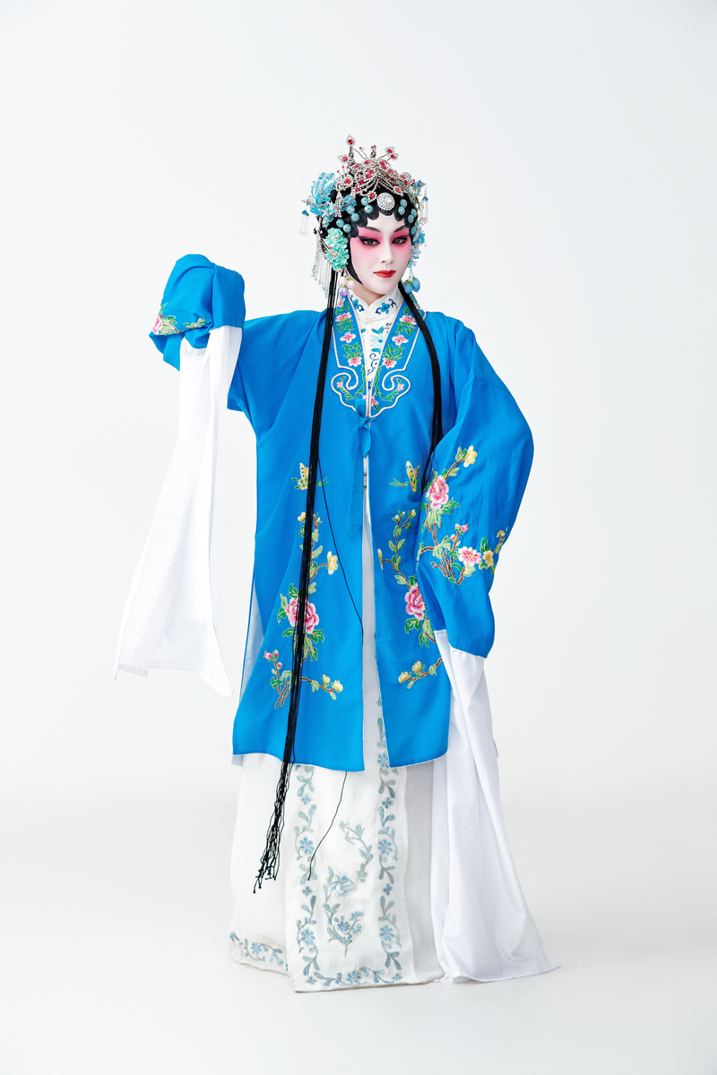 身着青衣的京剧和昆曲女演员,中国戏曲的国粹