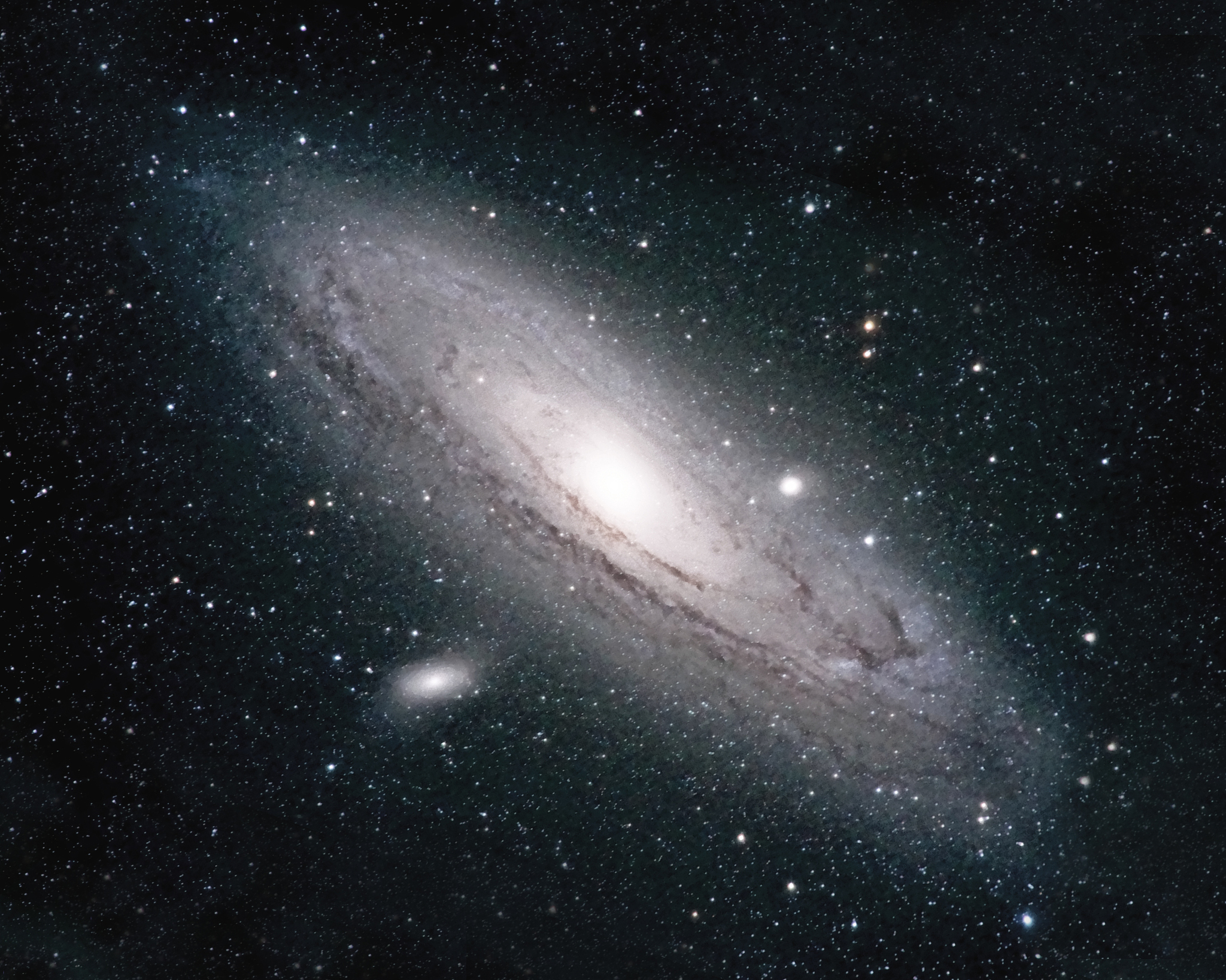 M31 附近神秘弧线：天文摄影师发现新星云