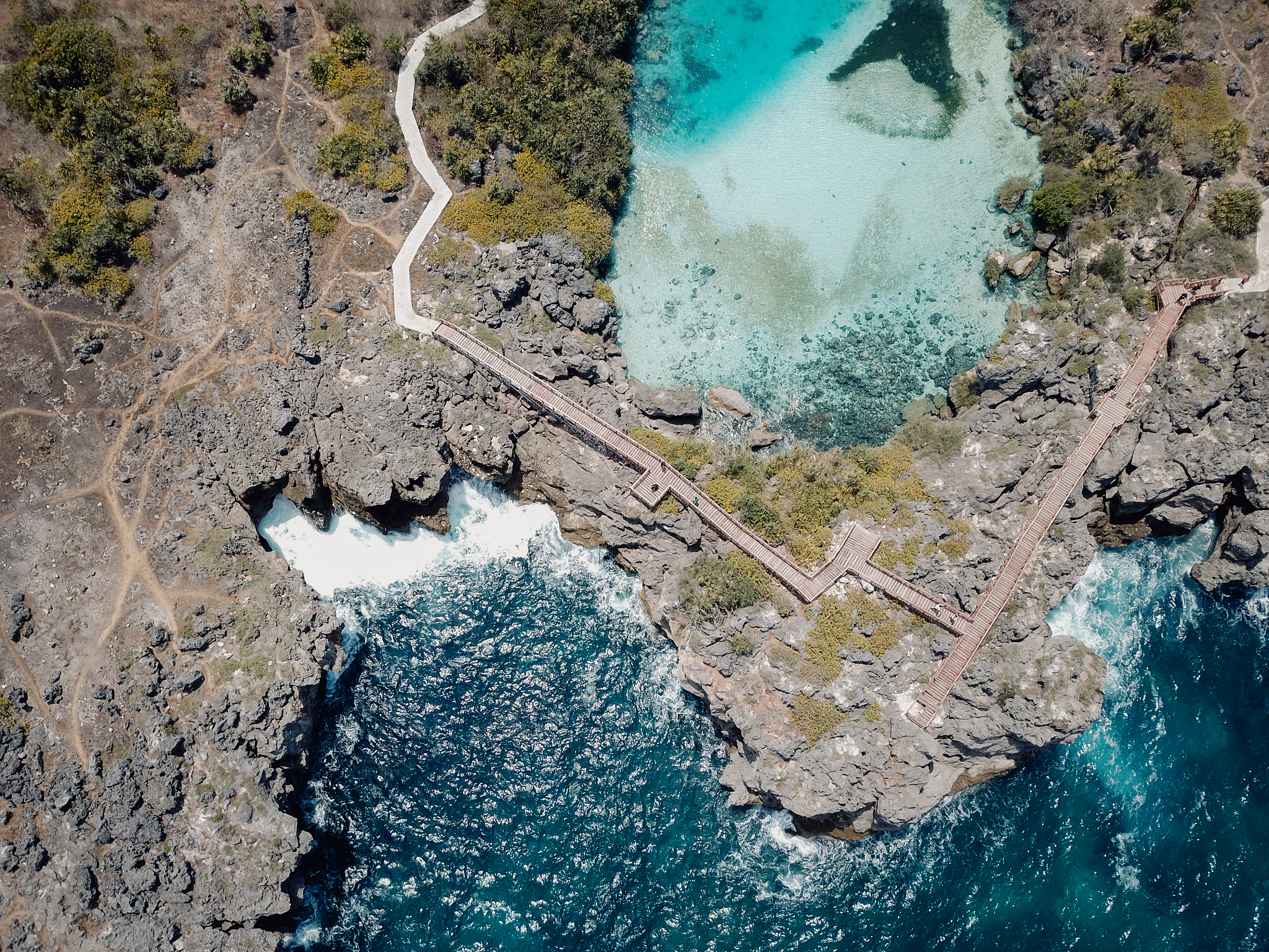 5000字有关东非吉布提地区降水影响因素及其变化特征的科技论文并翻译为中文