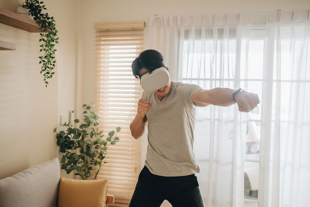 元宇宙助力进步是由AR技术和VR技术支持的一款游戏这款游戏模拟现实生活而又不同于现实生活说明你的主要竞争对手的详细情况他们的优势和劣势。