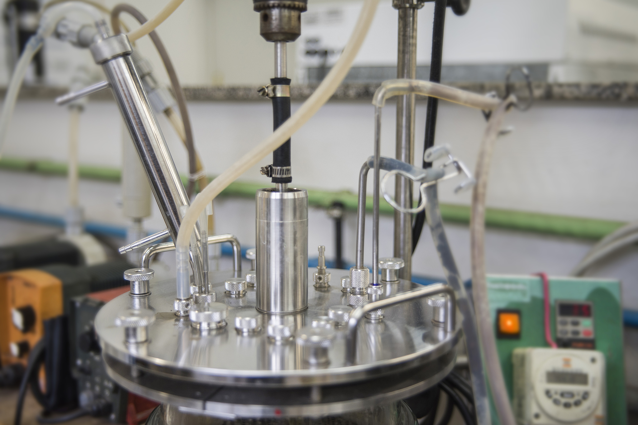 简要描述三路进气的规则从消除灭菌死角的角度解释必要性其