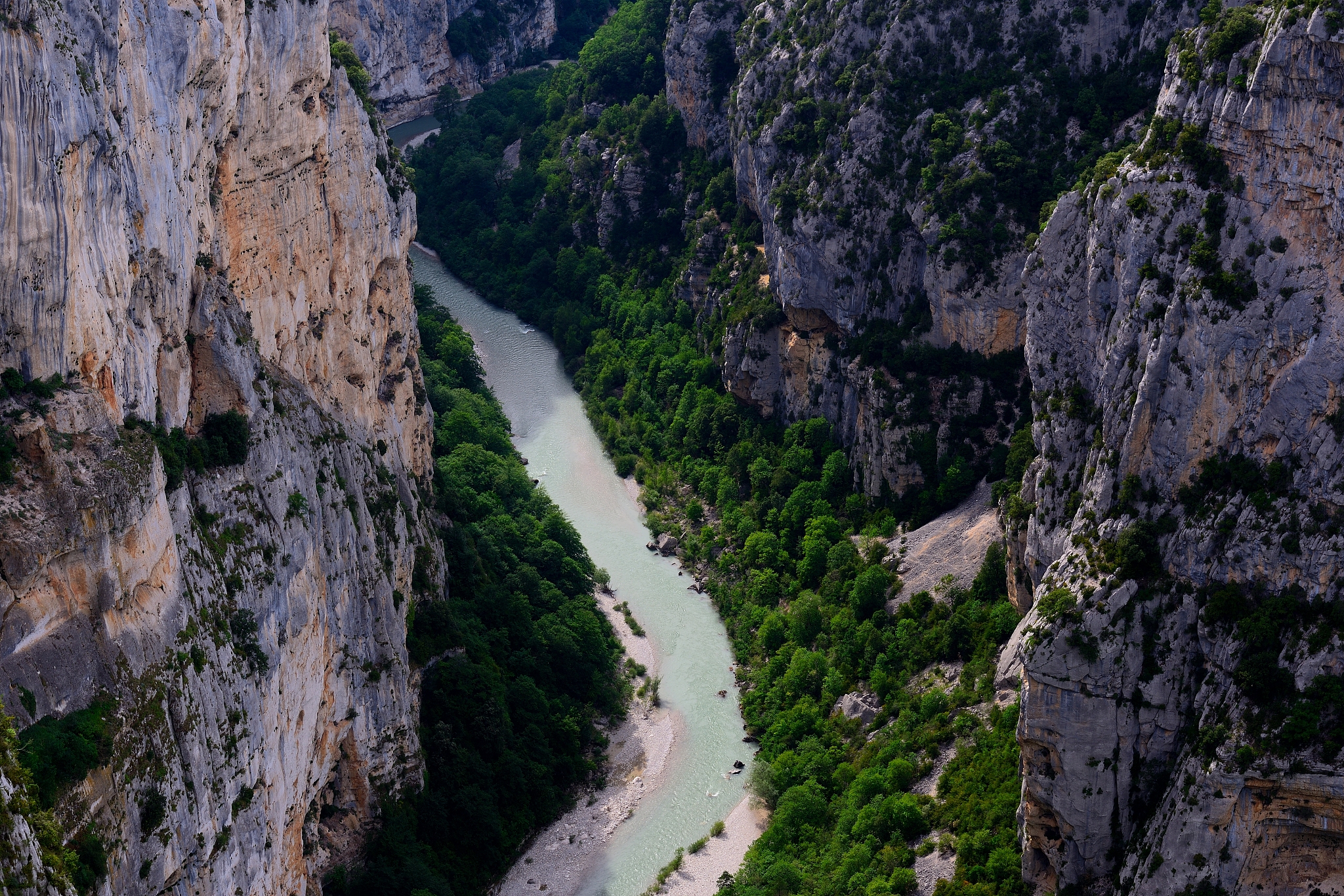 扩写以下内容：51 开展国家公园视觉资源专项规划建设研究511 美国国家公园视觉管理历程经验总结通过对美国国家公园的视觉资源管理历程进行深入研究可以发现美国国家公园自1916年形成保护风景完好无损的理念以来在长期的发展过程中不断抵御了各种威胁并于2016年建立系统化的视觉资源管理体系而其有效保护景观视觉资源的关键在于：重视景观视觉资源管理、建立统一的视觉资源管理框架、注重威胁应对措施经验总结以及形