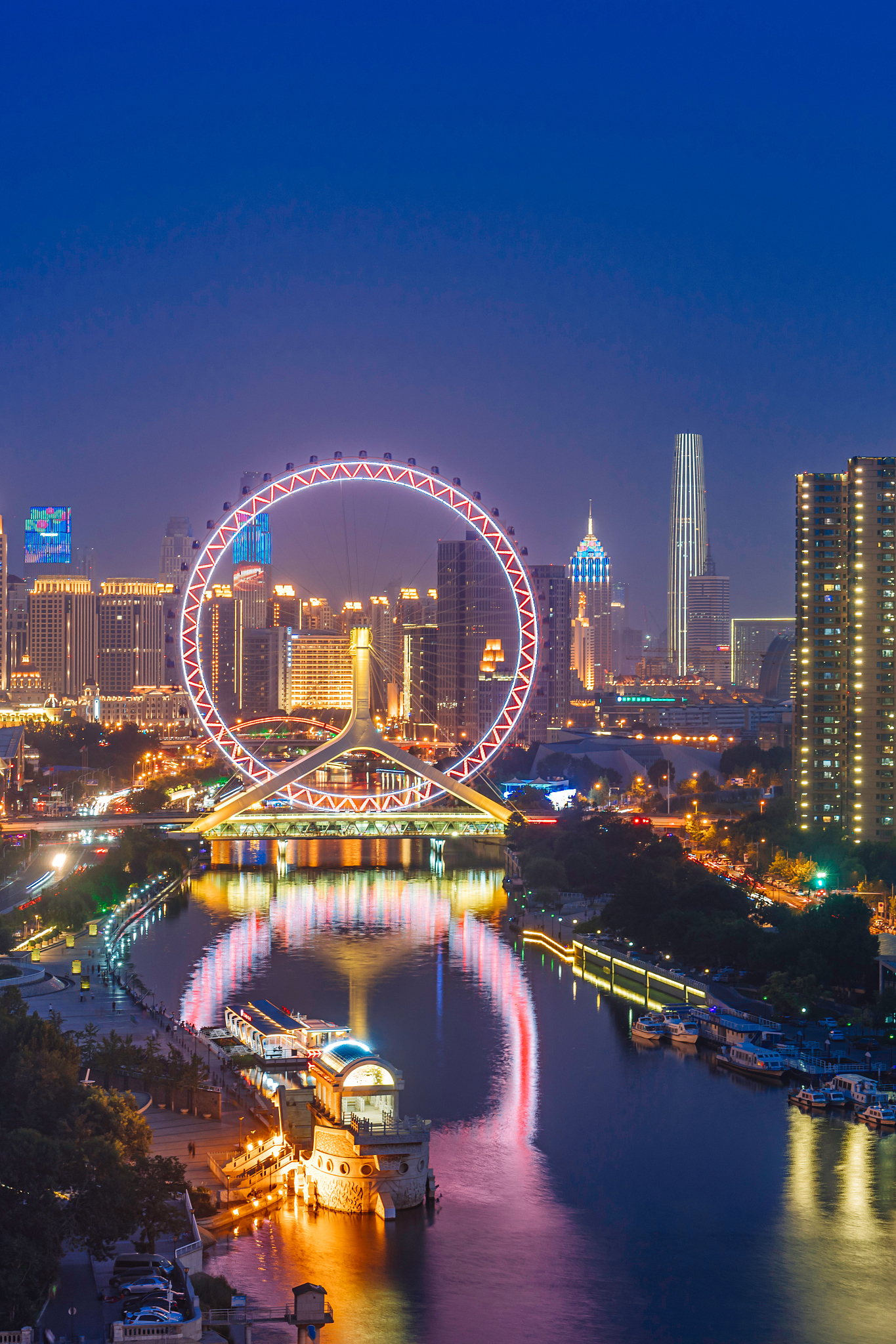 中国天津市天津之眼摩天轮夜景风光