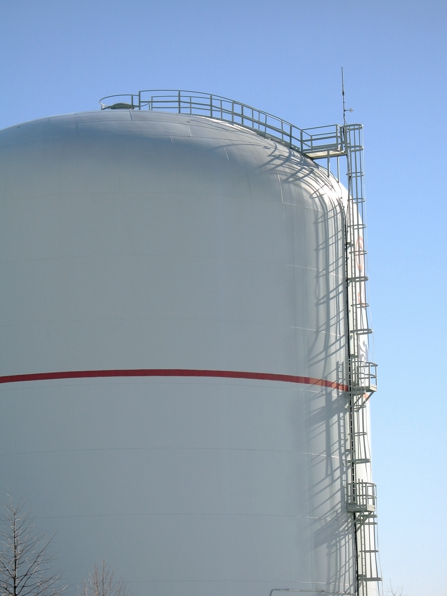 煤气柜顶部放散塔应不应该设置避雷针有什么标准没帮我用200字详细描述