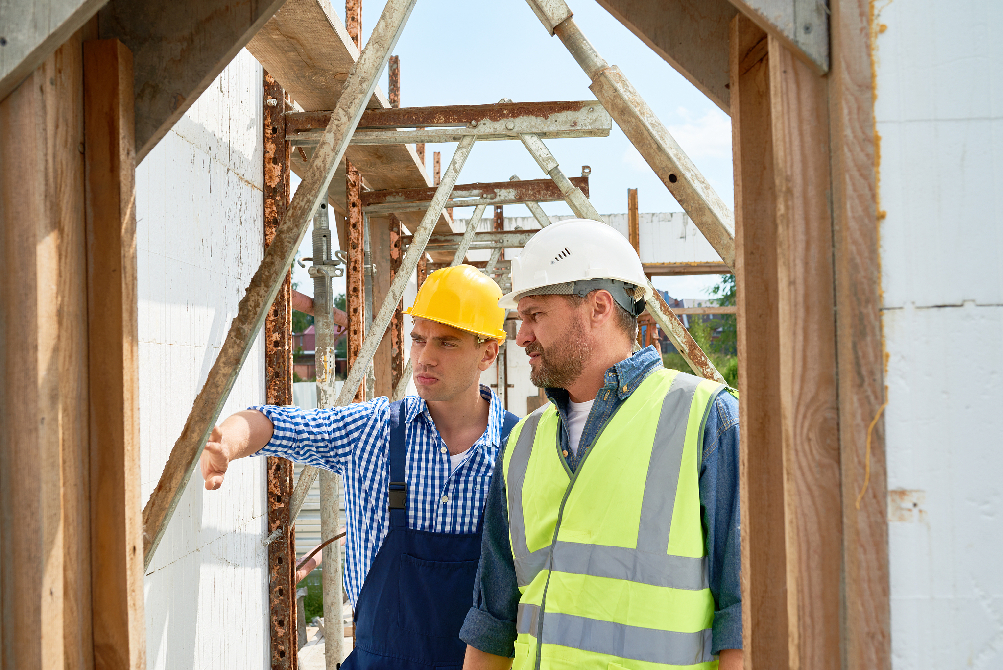 DZ公司是一家房地产公司论述分析DZ公司员工绩效管理的现状自行添加数据写成一段话形式不少于500字。