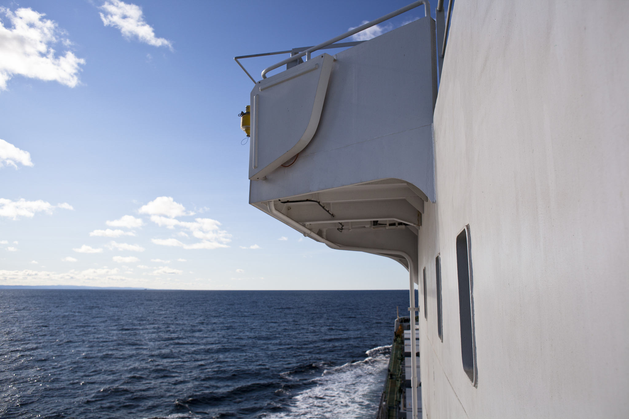 请翻译货舱梯子的损坏可能会对货舱的清理产生影响具体取决于梯子的损坏程度和清理工作的性质。如果货舱梯子完全损坏可能会阻碍工作人员进入货舱进行清理。在这种情况下需要修复或替换梯子以确保安全进入货舱进行清理操作。即使梯子只是部分损坏也可能会影响货舱的清理工作。货舱梯子用于提供进入货舱的通道和支撑如果无法正常使用可能会导致清理工作的困难。在这种情况下可能需要采取其他措施如使用其他设备或工具来进入货舱进行清