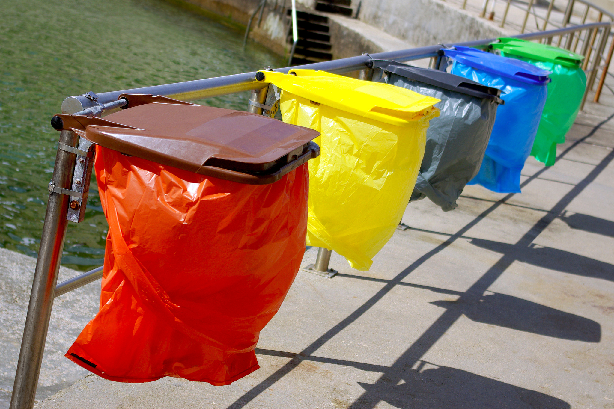 Translation The Chinese government has announced that it will ban the use of single-use plastic bags in major cities and towns across the country by the end of 2020 The move is part of a wider plan t