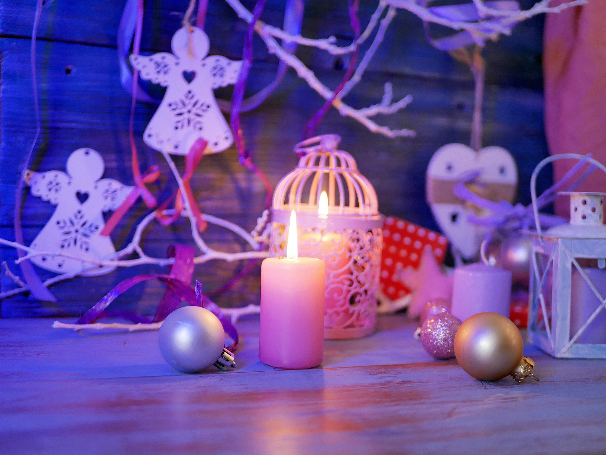 用一段话描写洋馆豪宅透露出紫色烛光显得神秘