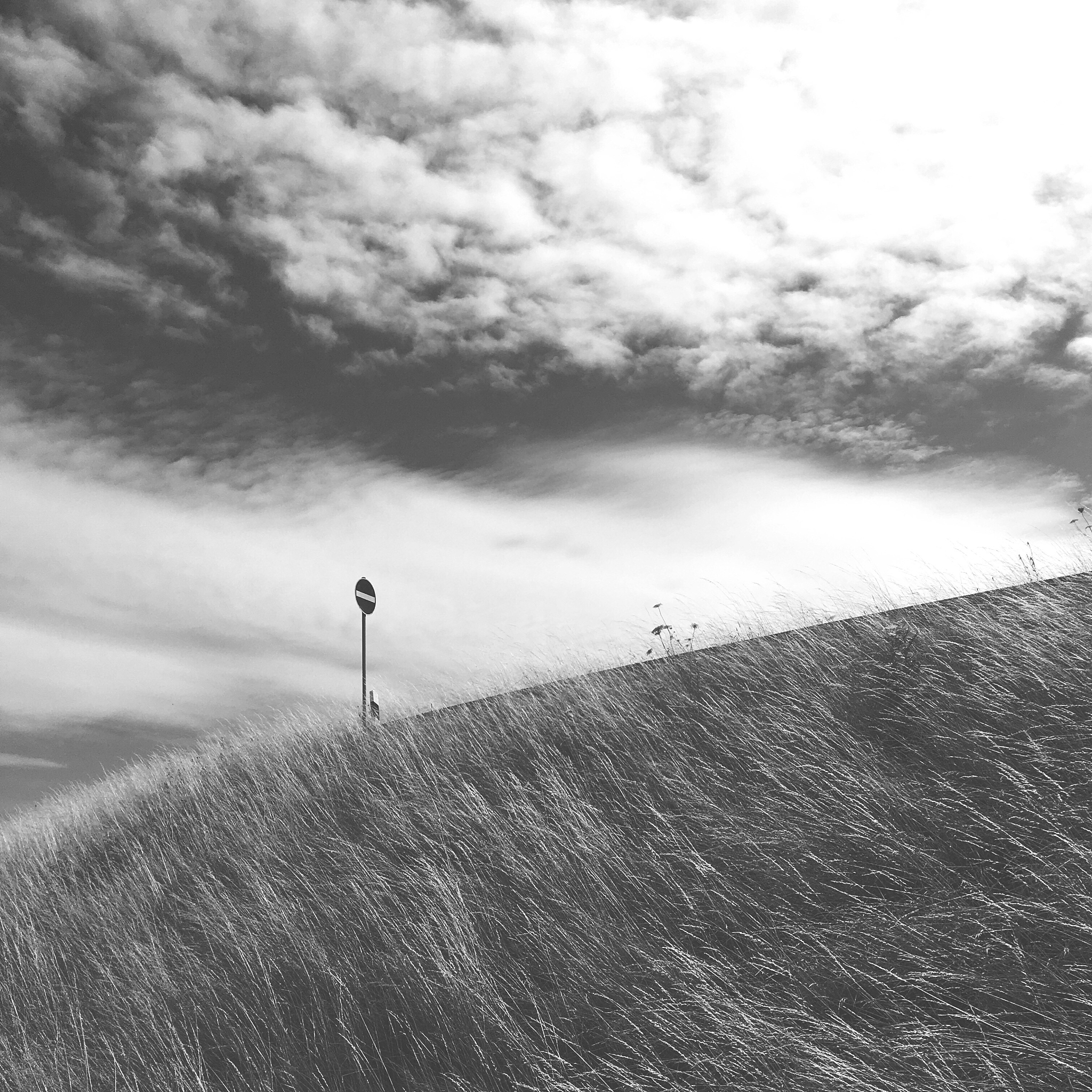 离别时的灰色天空，掩盖不了你的思念