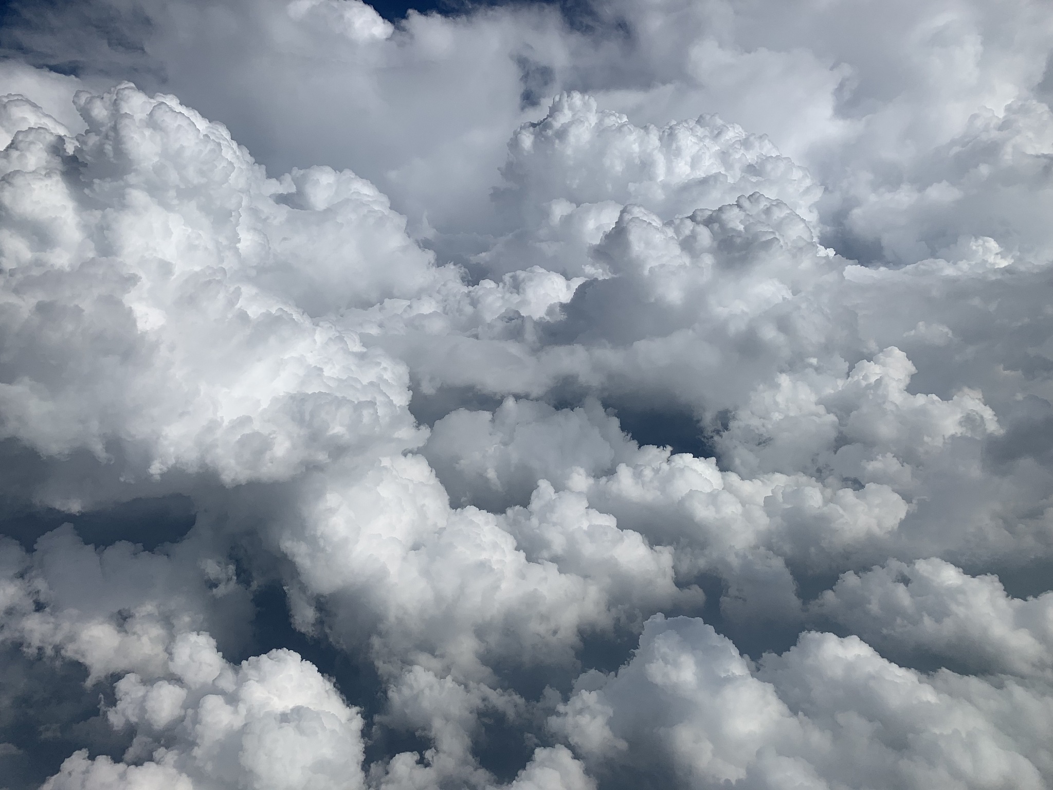 拍摄云朵照片并进行加工绘画然后评选