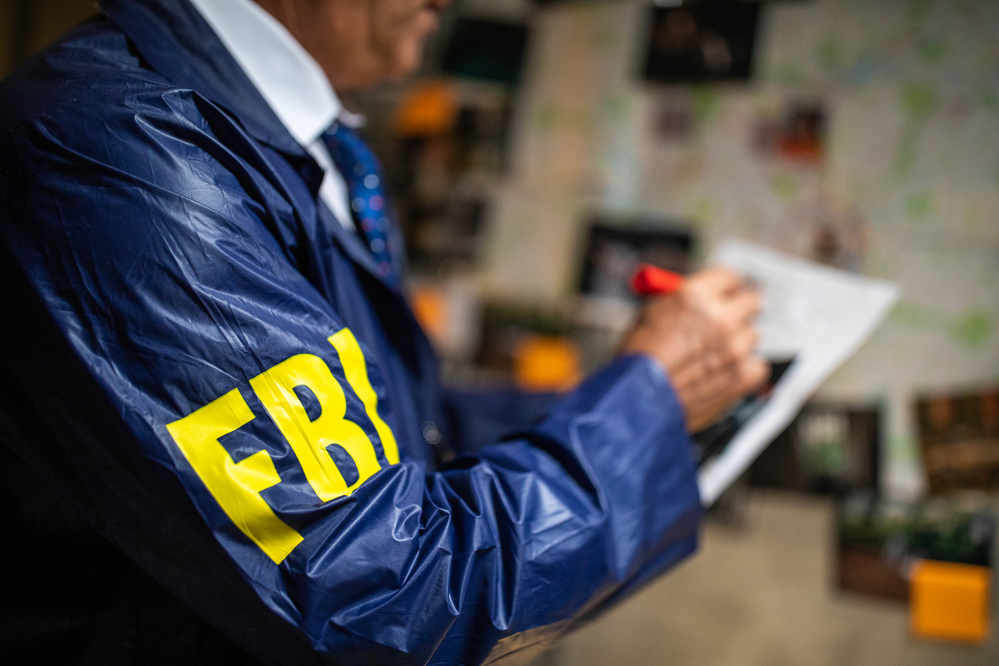 一个男人监视你表明什么，