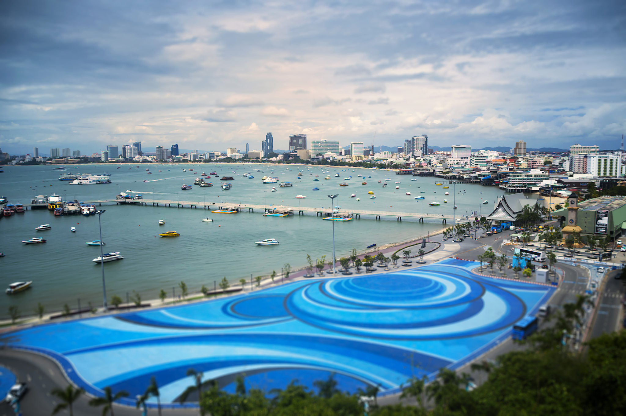 朋友：I want to visit pattayabut its only famous for night life right我该如何回答？