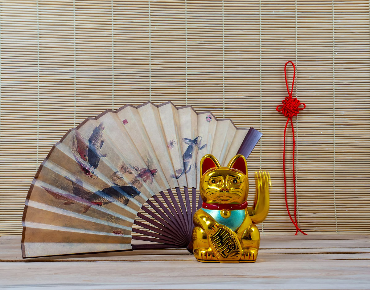 我做了两只狮猫的卡通形象作为文创产品的主角灵感来自于北京景山皇家御猫的传说。白色的叫雪眉象征着聪明美丽；黄色的叫狮猫象征着忠诚守护；我想做的国风的灵猫形象比较日式风格更加威武高贵。请你帮我策划一下如何在淘宝推广最好有步骤