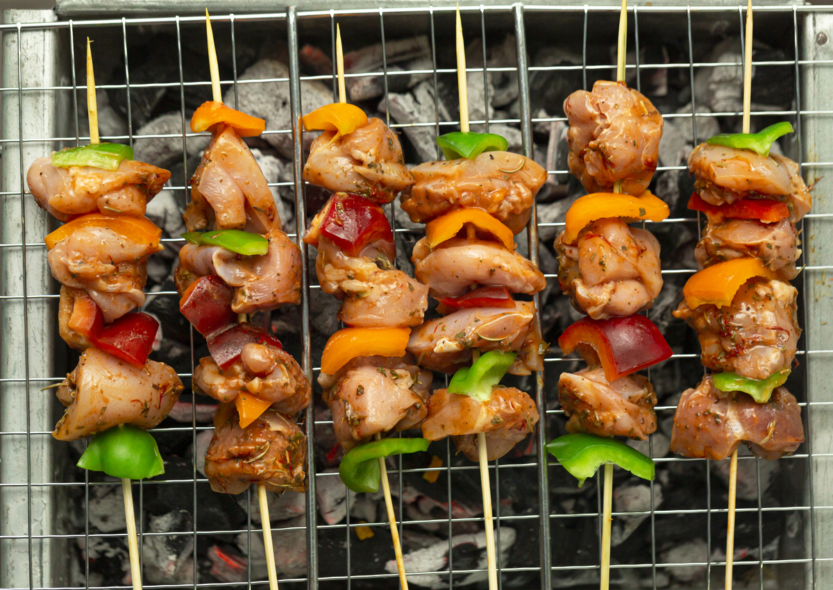 写一个淄博烧烤热门1 羊肉串：淄博的羊肉串是烧烤界的经典口感鲜美香气扑鼻每一根都是饕客们必点的美食。2 扇贝：淄博的扇贝味道鲜美肉质Q弹搭配上秘制的调料更是美味无比。3 金针菇：淄博的金针菇是当地烧烤的一道特色小吃口感爽脆孜然味更是引人食欲。4 肥牛：淄博的肥牛肉质鲜嫩多汁搭配上蒜泥酱更是别有一番风味。5 虾仁：淄博的虾仁烤得非常入味鲜嫩可口是不容错过的美食之一。6 鸡翅中：淄博的鸡翅中烤出的外皮