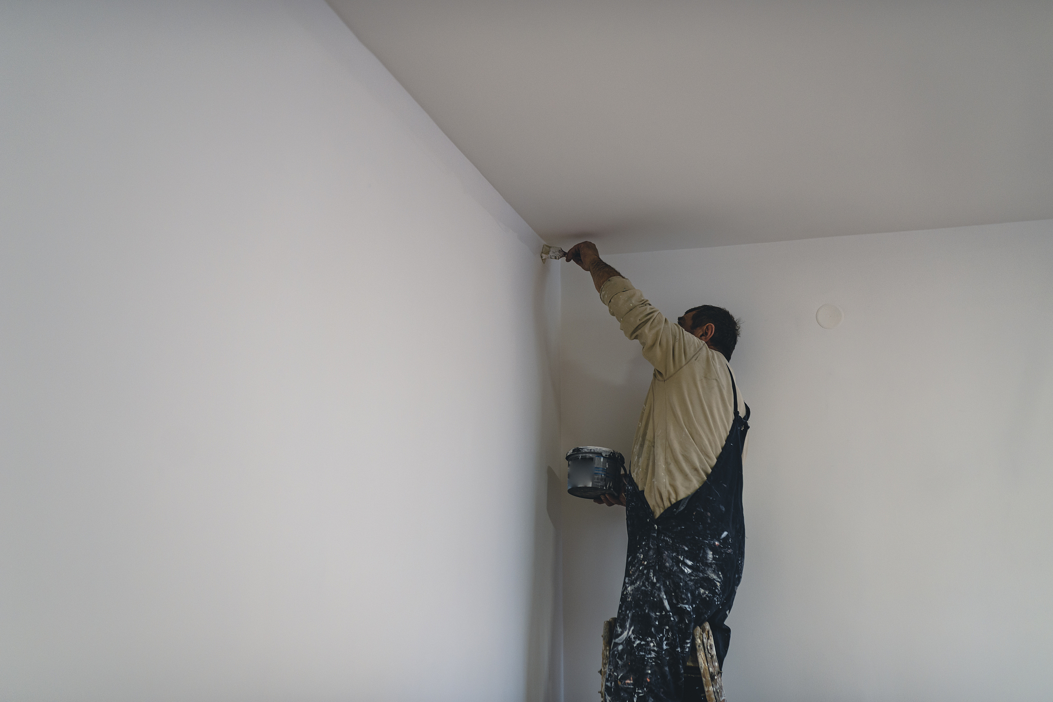 稀料擦墙后刷乳胶漆行吗