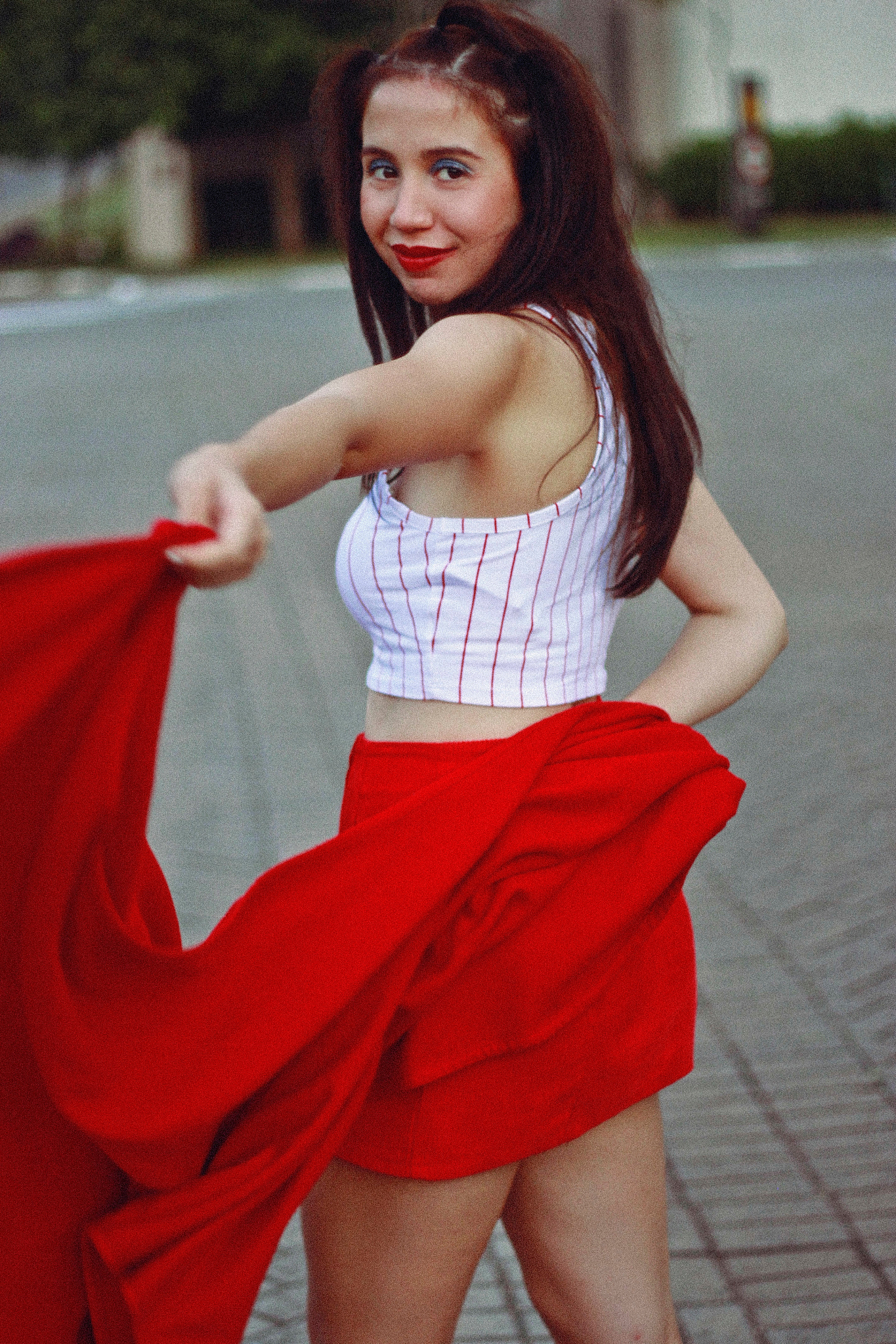 红裙波浪长发，她与众不同！