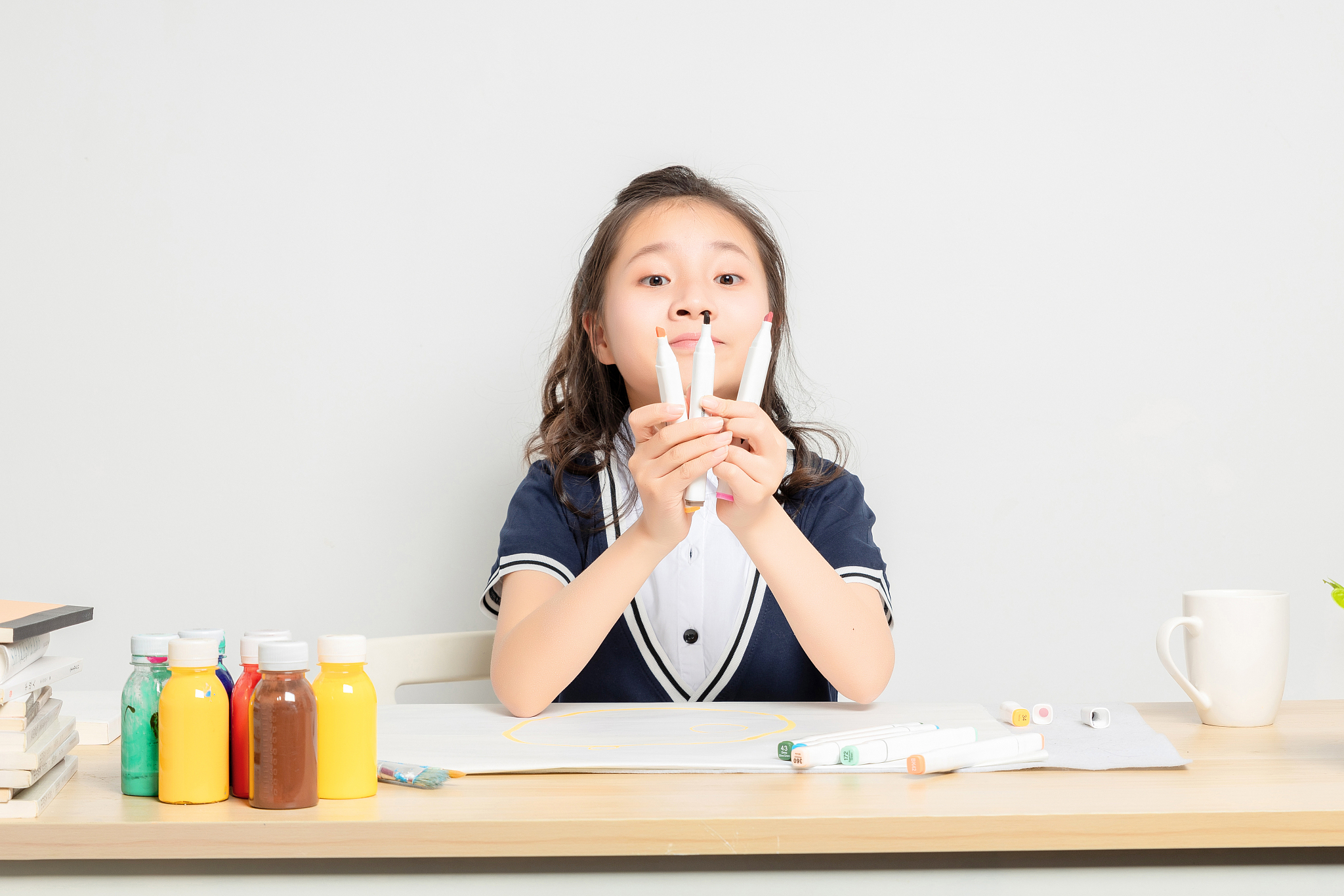 正在画画的亚洲小学女生