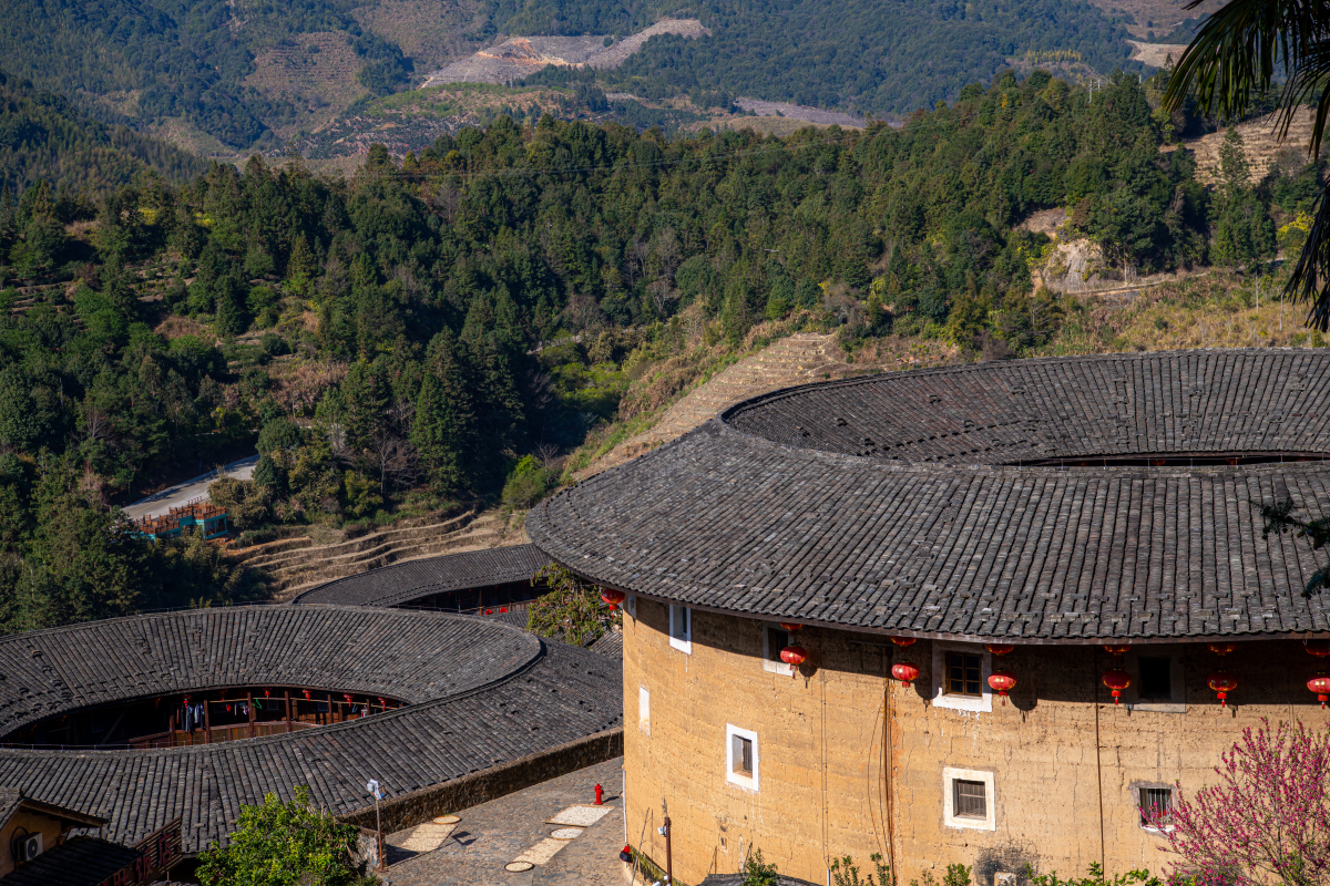 誉为我国土楼建筑的瑰宝,南方的古建筑群,是现存古老的土楼之一