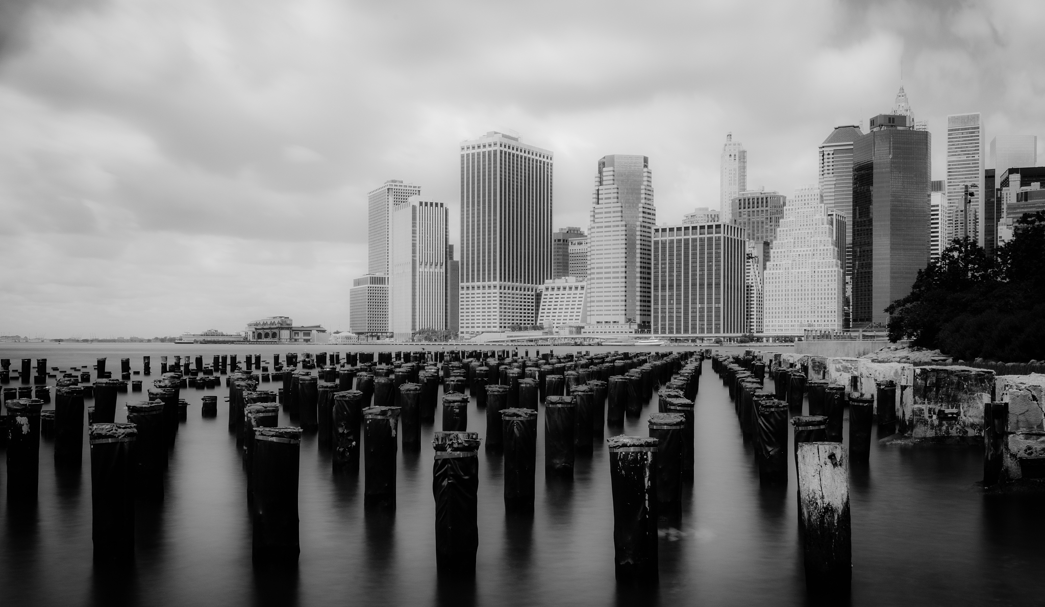 荒诞都市：孤独与迷失的现代都市环境描写