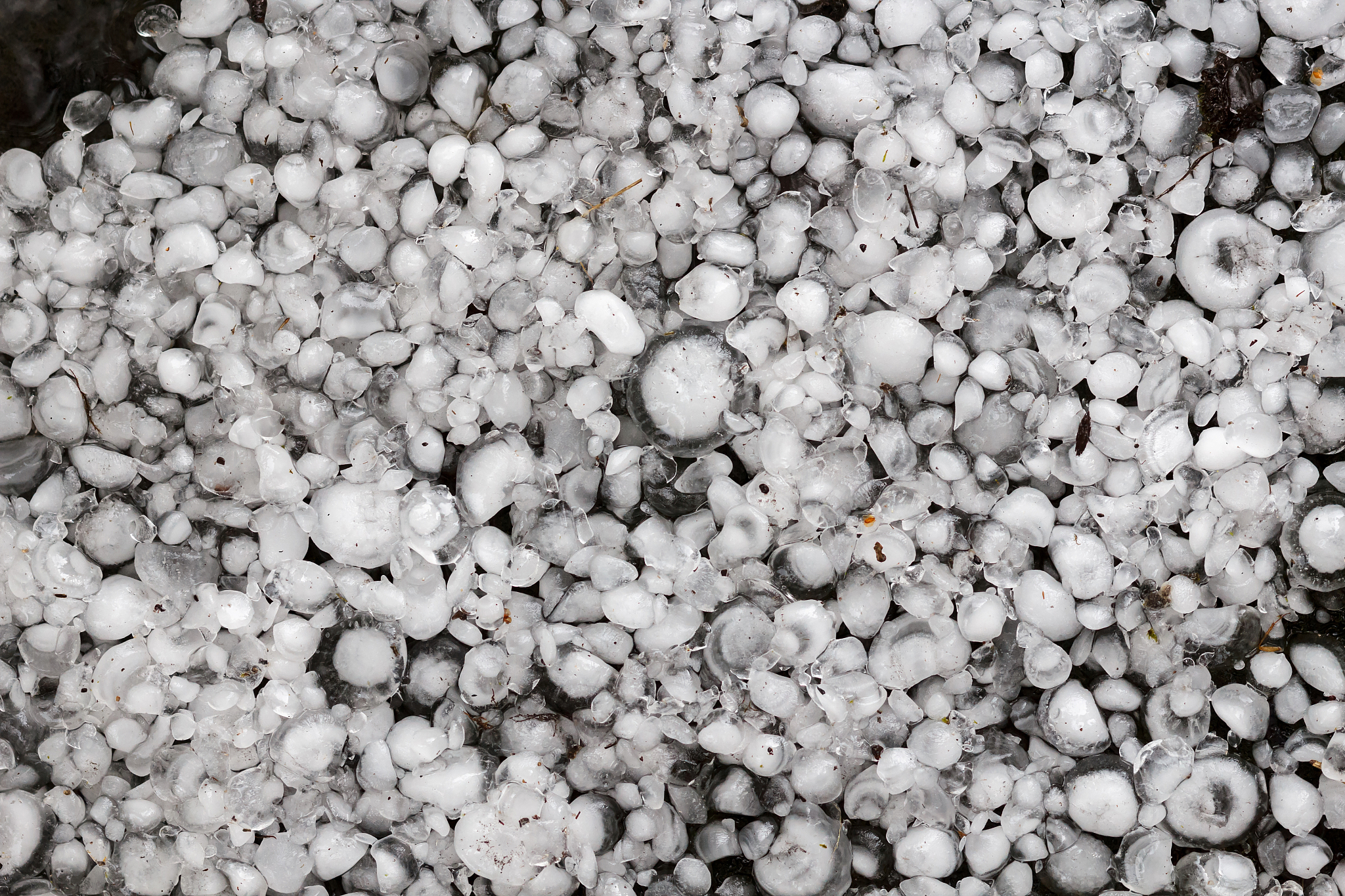 大冰雹有效判据由哪些？请从环境条件和雷达预警指标方面进行阐述。