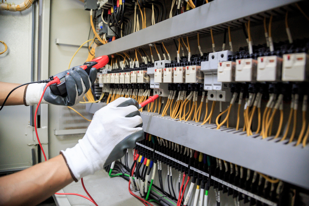 你现在是一个导航网站的编辑人员你为我介绍下正泰电器。