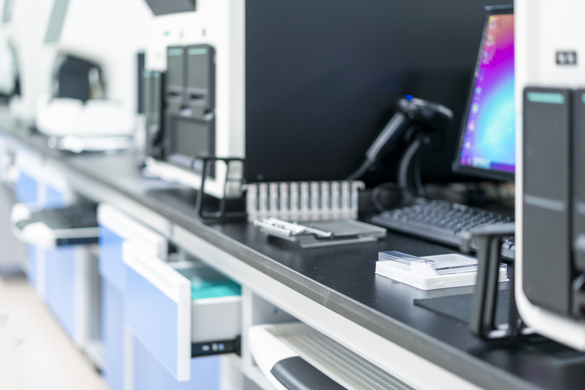 电子脉动中的警钟：守护实验室安全，护航科技创新