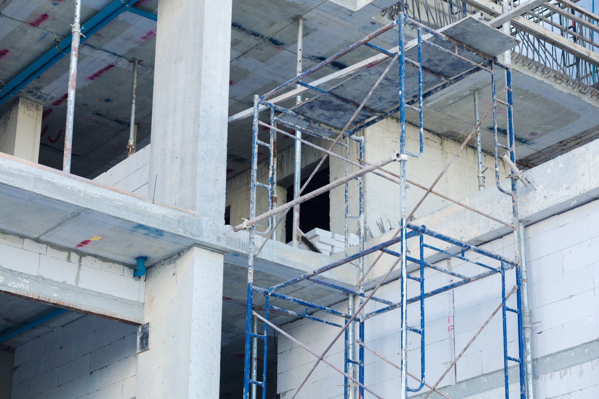 4楼落地断桥玻璃窗户距离外墙面只有5公分现在已经装好窗框架如果重新往里移需再次用爆炸锣丝固定原来的爆炸锣丝切平不拔出。且2边是承重柱子再次打爆炸锣丝会不会容易打到柱子里的钢筋从而影响受力问题有必要拆移吗？