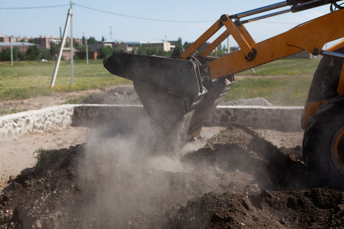 西安挖掘机学校分配工作吗工资如何？
