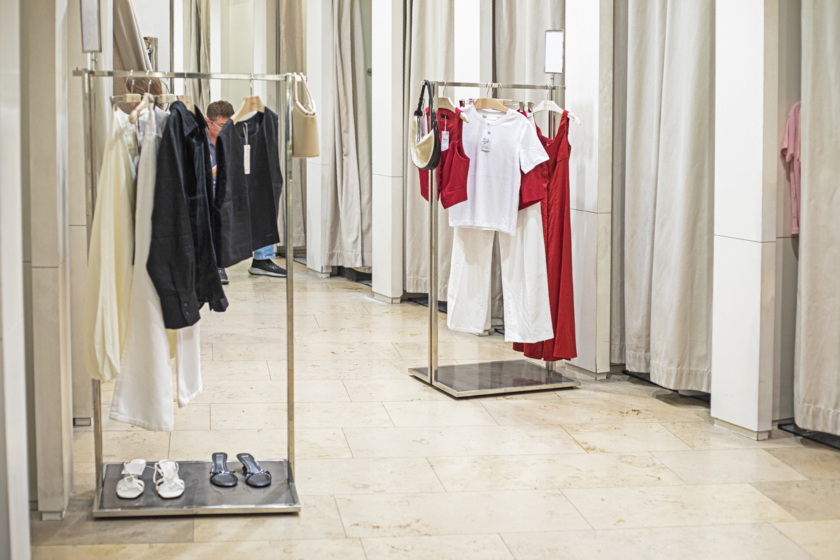 30-40岁女性服装店试衣间设计：打造舒适购物体验